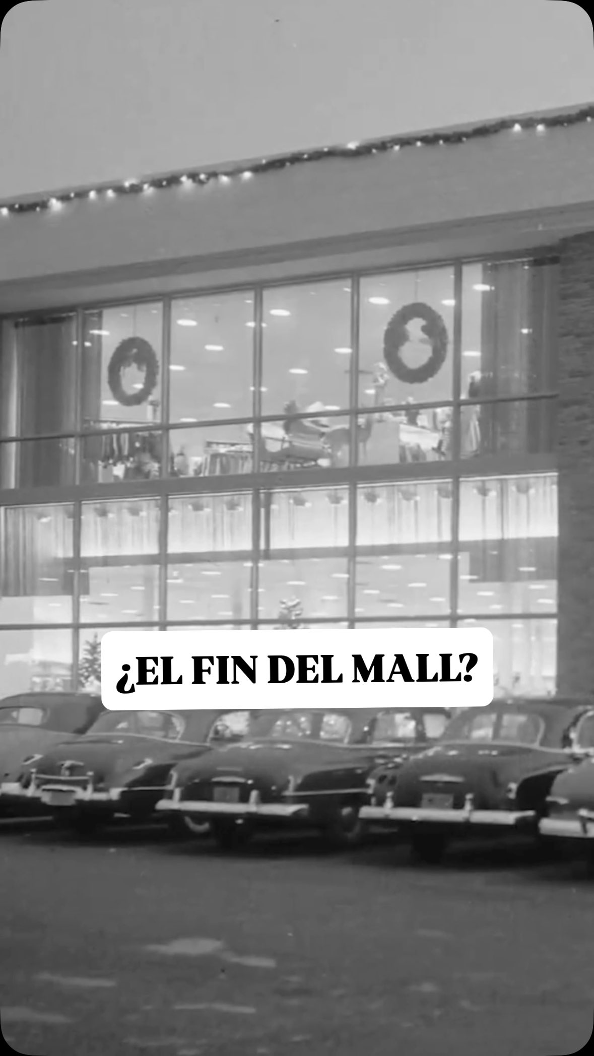 🚨 VIDEO COMPLETO EN MI CANAL (Link en mi perfil)
Este es Victor Gruen, un arquitecto austriaco exiliado en los Estados Unidos que se convirtió en el padre de los Centros Comerciales cerrados 🏬, pero que luego de darle vida a unos cuantos de estos decidió renunciar a su paternidad. Literalmente.
El gran éxito que tuvieron los primeros Centros Comerciales ocultó muy bien la frustración de su creador al darse cuenta de que su idea original había sido desvirtuada por los promotores inmobiliarios 💼, al punto de hacerlo declarar que esos edificios estaban destruyendo nuestras ciudades 🏙
Lo que jamás imaginaron estos desarrolladores era que, décadas más tarde, haber ignorado las bases de la idea original llevaría al famoso mall a una profunda crisis 📉
Lo que alguna vez fue un símbolo del sueño americano 🇺🇸, hoy lucha por reinventarse en un mundo dominado por el comercio electrónico, las plataformas digitales y un cambio generacional profundo 🔄
#VictorGruen #CentroComercial #HistoriaUrbana #UrbanismoCritico #Arquitectura #Malls #EspacioUrbano #PlanificaciónUrbana #DecliveDelMall #CiudadesEnTransformación #CulturaUrbana #DesarrolloUrbano