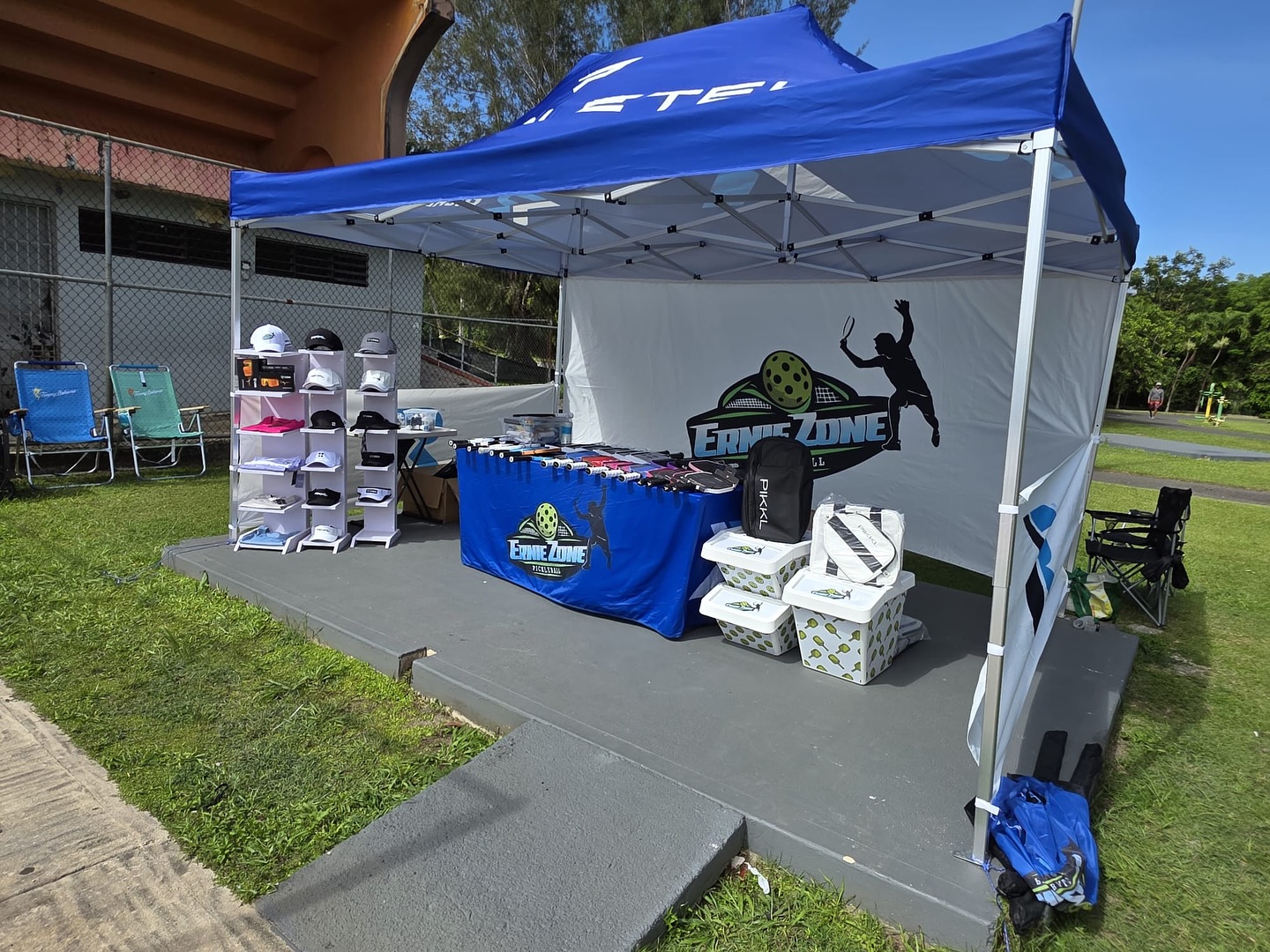 🎾🔥 ¡Corillo, estamos activos en el Parque Recreativo Tortuguero en Vega Baja! 🔥🎾
El Torneo de @highlevel_sports está encendío 🔥 y Ernie Zone Pickleball llegó con toda la artillería 💥
Pasa por nuestra carpa, chequea los últimos paddles, ropita dura, gafas y to’ lo que necesitas pa’ romperla en la cancha 😎🙌
🎉 ¡Juega, vacila y date la vuelta que lo que hay está a otro nivel!
Ernie Zone Pickleball — aquí es donde empieza el power 💪🇵🇷
#ErnieZone #PickleballPR #HighLevelEvents #VegaBaja #TeamErnieZone