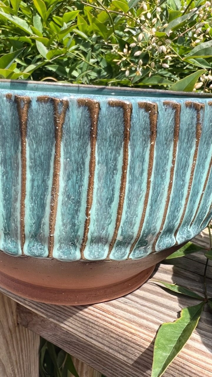 I recently experimented with fluted bowls to see how my glazes would react to that form...and boy do I like the results!!#ncpottery #handmadepotterybowl #seagrovepottery #localpottery #pottery