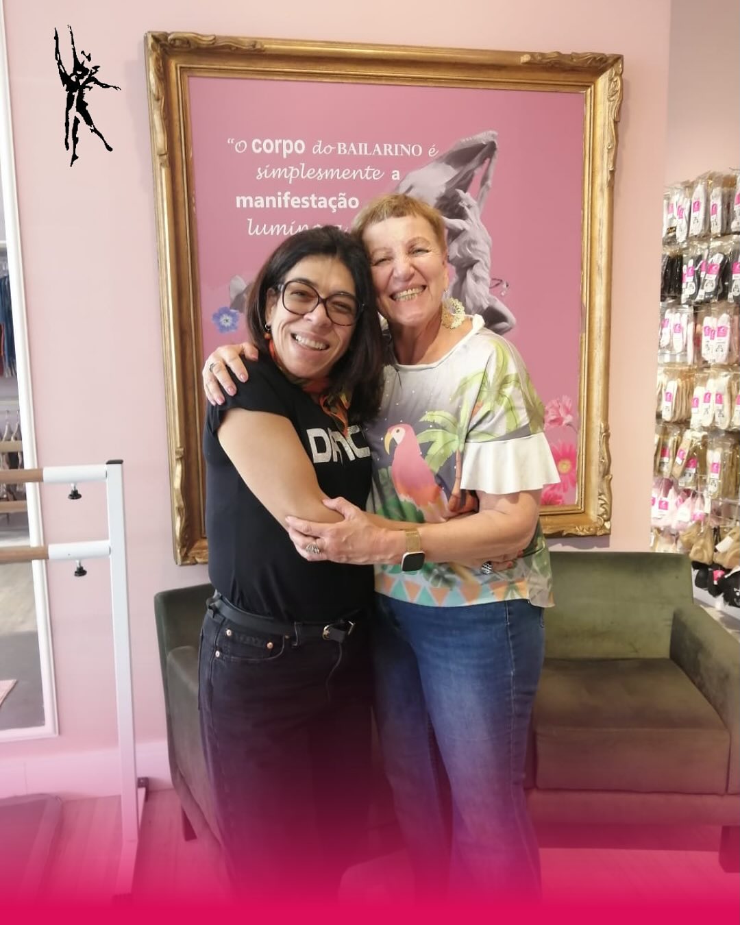 ✨ Back Dance Store vuelve a estar presente en un festival internacional 🇧🇷, esta vez junto a Lucía Caliman, diseñadora de moda que da vida a colecciones llenas de elegancia, estilo y autenticidad. Su marca, con sede en Brasil, continúa inspirando con cada una de sus creaciones.
Ha sido un honor compartir estas semanas llenas de danza. Seguimos vistiendo a artistas con la misma pasión con la que bailan.
Gracias por hacer de esta experiencia algo inolvidable 🙏🏻💫
🩰👞🎭
#BackDanceStore #LucíaCaliman #ModaYDanza #Ballet #JazzDance #TapDance #VestuarioDeDanza #FestivalInternacional #Brasil #chile