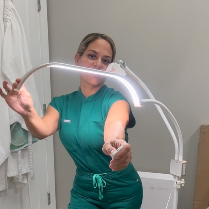 ✨ ¡Estoy obsesionada con mi nueva lámpara LED de @glamcorofficial
La luz es increíble, los detalles se ven perfectos y eleva totalmente la experiencia en cabina.
No puedo estar más feliz 🤍💡 #InLove
.
.
.
.
.
.
.
.
.
.#Glamcor#glamcorlights #LámparaLED #SpaProfesional #FBBeautySpa #EstéticaConAmor #LuzLED #GlancoreLovers #DetallesQueImportan #LuzDeCalidad#Spa.