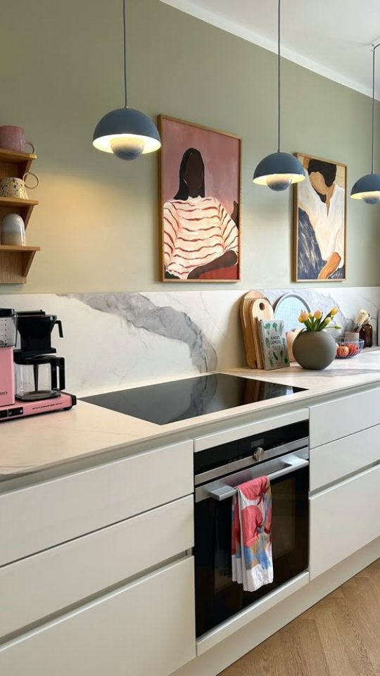 ¿Cuál elegirias? Muchos dicen que la cocina es el alma de la casa y la verdad que tienen la boca llena de razón.✨️
🍕 Pasamos mucho tiempo en nuestras cocinas una parte cocinando y la otra tristemente, limpiando.
Pero si pasamos tanto tiempo en ella ¿por qué no las diseñamos bien?
✨️Que tengan el espacio suficiente para guardar todo lo necesario
✨️ Que esten diseñadas para que todo sea accesible,
✨️ Que no nos de dolor de cabeza estar ahi o peor aun...
✨️ Que por más que te esfuerces se siga viendo sucia.
Odias tu cocina? Mandame mensajito, las consultorias son gratis ♥️♥️
#interiordesign #decoinspo #chicdesign #instainteriordesign #diseñodeinterioresmx #diseñodeinterioresonline #decoraciondelhogar#diseñodeinterioresmexico #diseñodeespacios