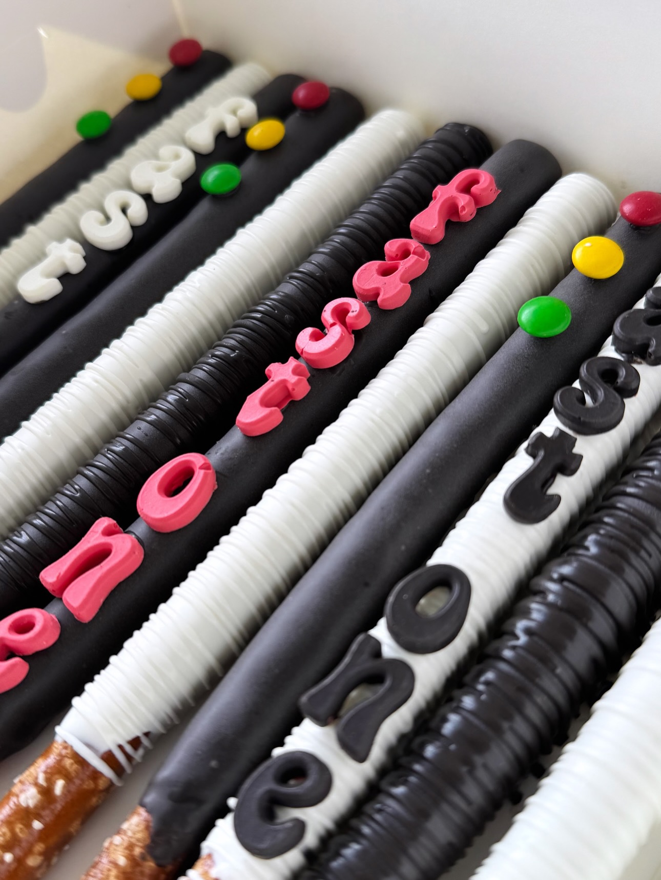 Fast ONE 🏁🏎️
•••
This one was extra special to me, from his baby shower, to his christening & now his first birthday! ❤️ Grateful to build trust with clients and be there to help them celebrate all of their milestones! 🎉
#firstbirthdayparty #fastone #desserts #treats #explorepage #yum #foodie