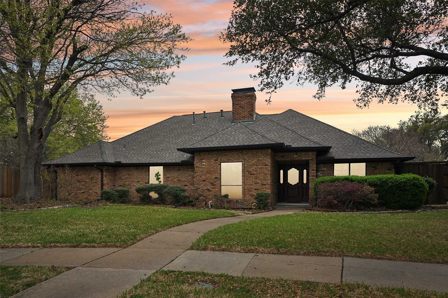 📍 Open House This Weekend – Northwest Plano Gem
🗓 Saturday & Sunday | June 7–8 | 2–4 PM
💰 Priced $100K Under Tax Appraisal – Listed at $470,000
📬 Final Offers Due Sunday, June 9 at 8 PM – No Exceptions
🏡 No Private Showings – Open House Only
This is your chance to score big in Northwest Plano!
Tucked away in a quiet cul-de-sac, this 4-bed, 3-bath pool home sits on an oversized lot and is full of potential. Enjoy a private backyard retreat with a pool, spa, outdoor living area, and bonus converted garage (not on tax rolls). Inside, you’ll find vaulted ceilings, French doors, granite countertops, a wet bar, and rich engineered hardwood floors.
🛏 Primary suite, living room, and 4th bedroom all open to the pool
🚗 Plenty of room to add a garage or workshop
🔥 Home is sold as-is – seller may accept a strong offer early
🎯 Multiple Offers Expected – Bring Your Best
This is not your average listing. Come see it, fall in love, and make it yours.
📍4124 McClary Dr, Plano, TX, 75002
📩 DM for questions or to RSVP!
#OpenHouse #PlanoRealEstate #JustListed #HotListing #TexasHomes #DFWRealEstate #RealEstateOpportunity