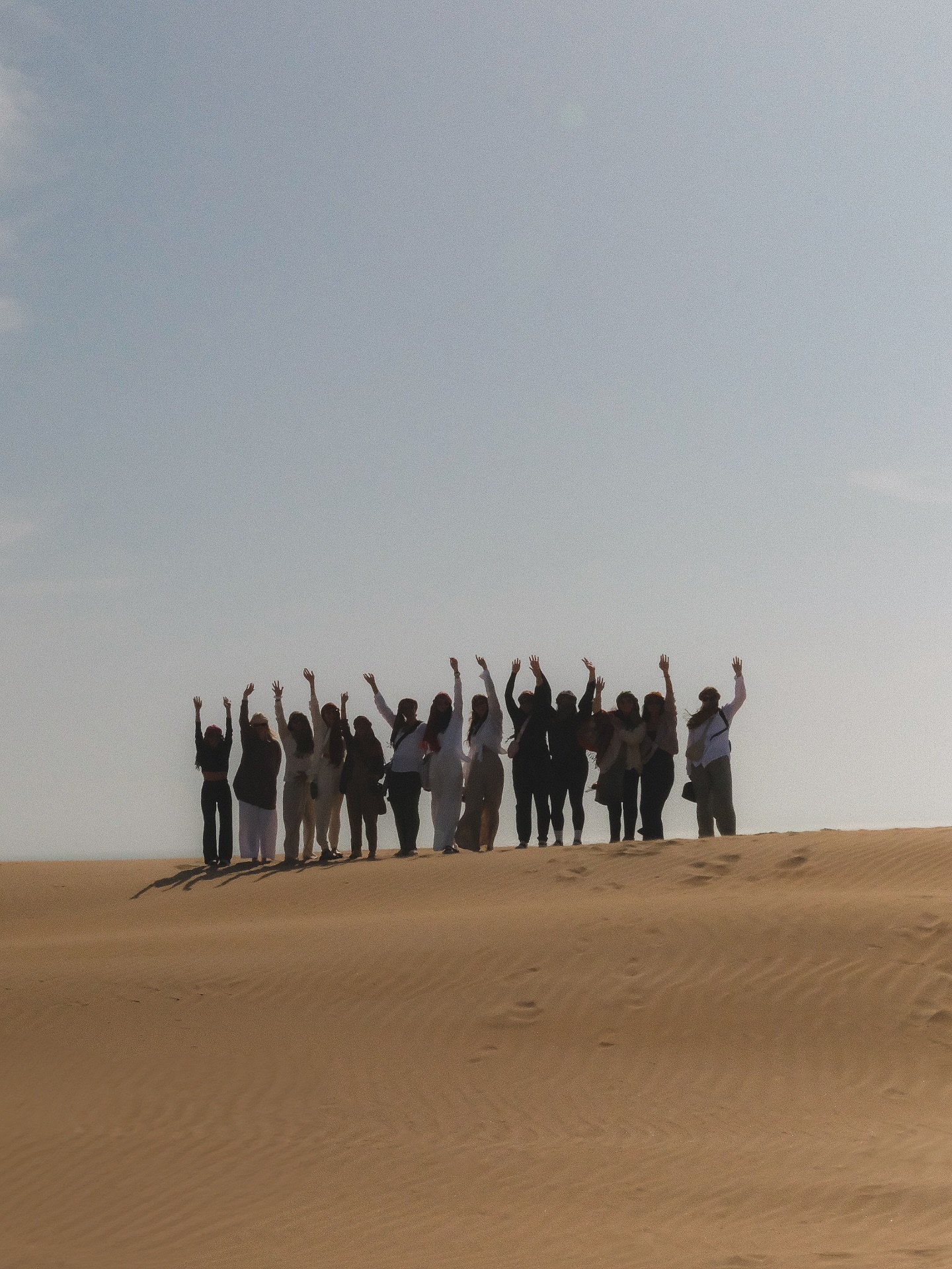 Les dunes d’Essaouira | 🌬️
~
Il y a une semaine l’avion décollait de Marrakech et cela marquait la fin d’une autre incroyable retraite au Maroc. C’est avec @revibecanada que nous avons appris, pleuré, joué, dansé, bougé, chanté et surtout connecté. Connecté entre nous mais surtout à soi-même.
Dans ces moments suspendus dans le temps, loin des écrans et des distractions, nous avons redécouvert la beauté de vivre pleinement l’instant présent. Chaque lever de soleil, chaque respiration partagée, chaque éclat de rire dans le sable - des souvenirs gravés dans nos cœurs pour toujours.
Merci à ces femmes extraordinaires qui ont osé se montrer vulnérables et authentiques.
Merci à @leonietheyogini et @zelatakogan d’avoir créé cette espace qui a permis de vivre toutes ces belles expériences 🤍