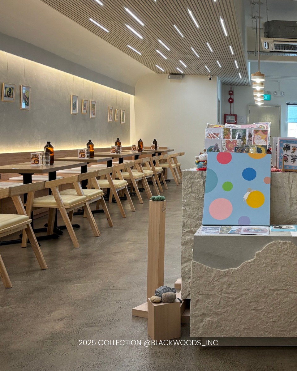 This minimalist café design strikes the perfect balance between openness and structure. Wooden slat partitions create distinct zones without closing off the space, while floating shelves showcase carefully curated décor. Textured stone counters complement the warmth of natural wood furniture, and strategic lighting paired with vibrant orchids adds a welcoming touch.
#blackwoodsinterior #blackwoods #blackwoodsinc #homedecor #interiordesign #interiorstyling #reno #sginterior #sginteriordesign #home #homedesign #homedecoration #styling #renovation #renovationsg #minimalist #minimalisthome #inspiration