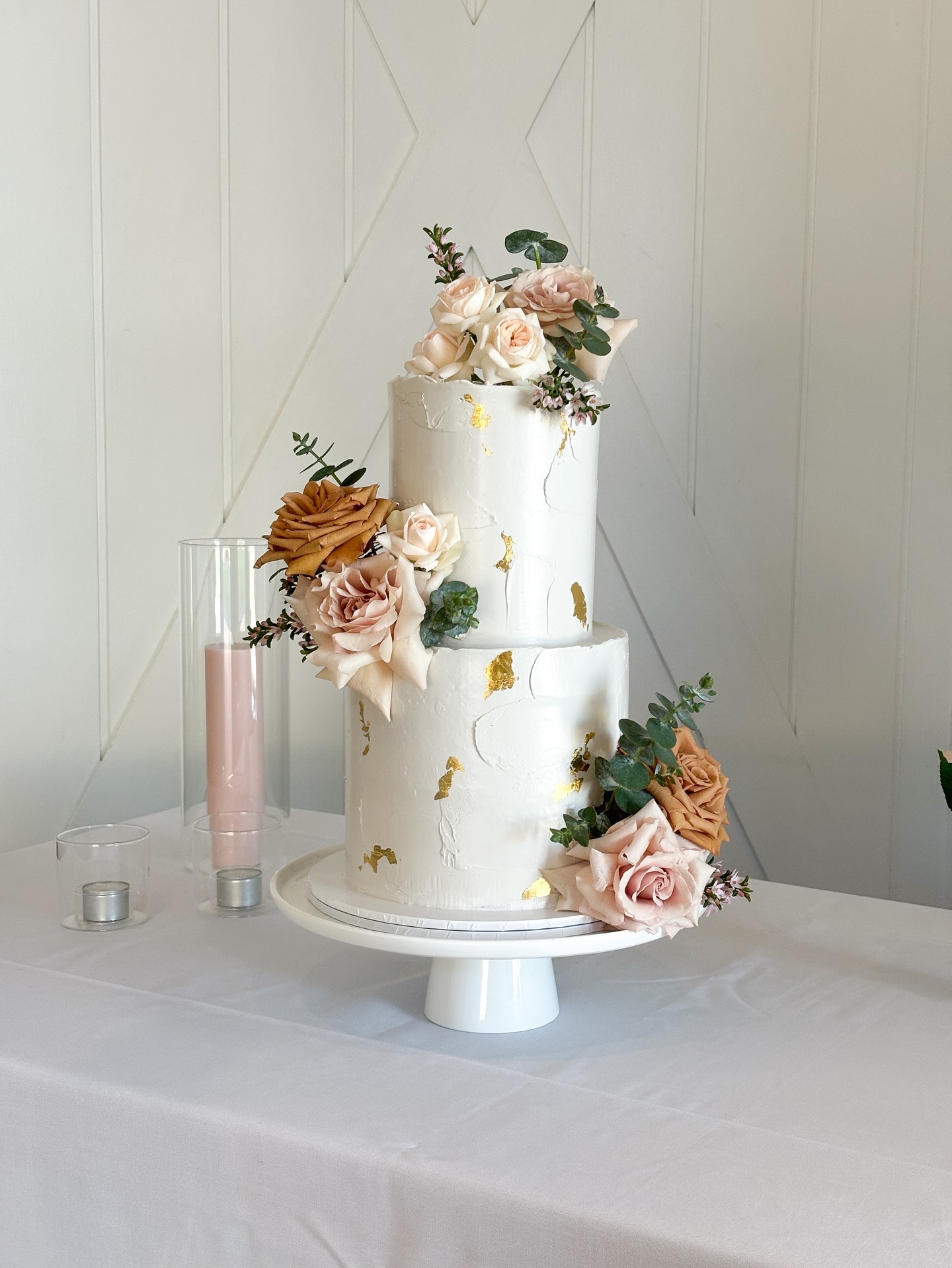 Day one starting off with a gorgeous wedding cake. Although my little girl is just turned 3 months, I am hoping for a very slow return back into cakes, admin & socials then eventually back into work around September 🤍
So here’s me updating the feed with all the pretty cakes I’ve been meaning to share ✨
Venue @summergroveestate
Florals @arcticfox_events
#kaikaicakery #weddingcakes #goldcoastweddingcake #summergroveestate #buttercreamcakedesign #cakeflowers