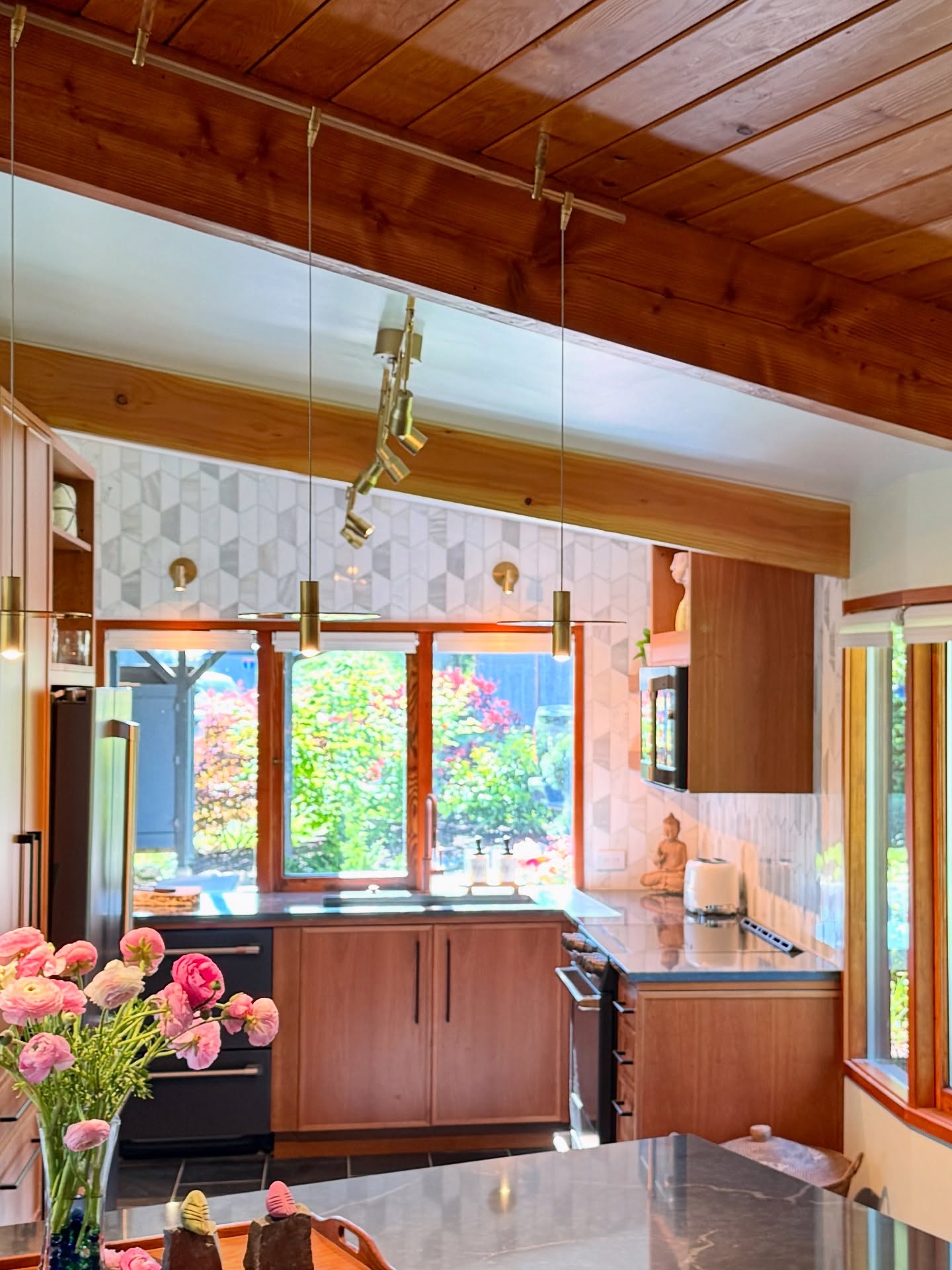 Check out this fantastic 1950’s Mid Century Modern Honey💕 Such a fun project for the most delightful client. We kept to the solid bones of the original architectural design and added a bit of an eclectic facelift with a modern vintage vibe. This was a dream project from start to finish. @canyon creek cabinets@Cabinets San Juan#architecture #kitchens #bathrooms #cabinets #architecturaldesign #midcentury #midcenturymodern #midcenturymoderndesign #builtins #customcabinets#cabinets #fridayharbor #fridayharborwashington #renovationproject#fridayharborwashington