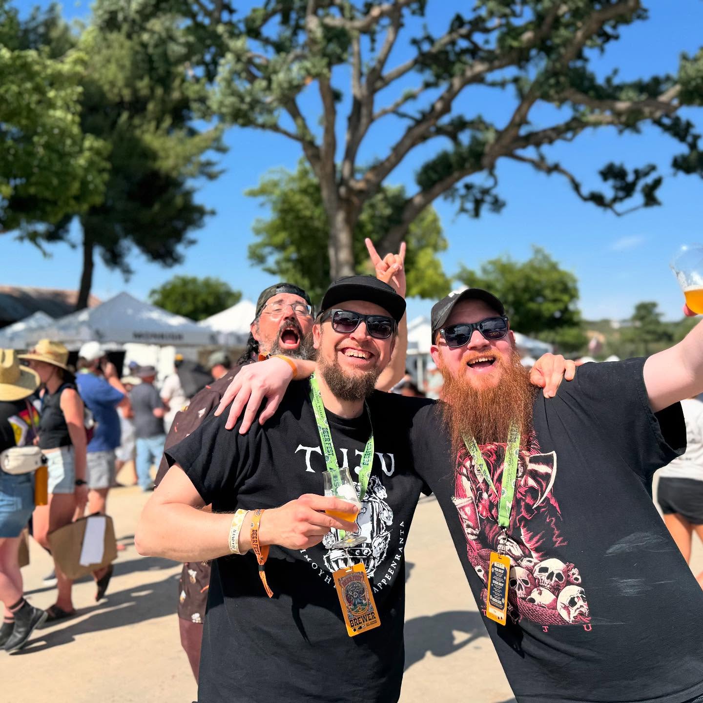 Greetings from Paso Robles, California! 🇺🇸
This weekend our skins have been curling from the heat and here at the @firestonewalker Invitational beer festival, which annually brings together 65 of the biggest names in the industry. This year, there are only 16 names from outside the United States, and among the few European breweries is also one, the highly acclaimed Tuju brewery from Lappeenranta!
Tuju’s international outreach department has done a very high-quality job in recent years and has met many well-known figures in the industry. We met Matt, the founding owner of Firestone Walker, at last year’s MBCC festival in Copenhagen, and while helping with the tap adjustments. We also happened to mention that it would be nice to see a Finnish brewery at the Firestone festival sometime.
This weekend has been amazing and it’s been great to get to talk to all of our brewery childhood heroes while tasting the best US craft beer! Thanks to all the organizers, brewers and the Firestone Walker!
———
Terkut Kalifornian Paso Roblesista! 🇫🇮
Tänä viikonloppuna iho on käpristellyt helteestä ja pelkällä oluelle hoidetusta nesteytyksestä täällä Firestone Walker Invitational -olutfestareilla, johon kokoontuu vuosittain noin 65 alan kovinta nimeä. Tänä vuonna tapahtumassa on vain 16 Yhdysvaltojen ulkopuolista nimeä ja harvojen eurooppalaisteisten panimoiden joukossa on myös yksi kovasti mainetta niittävä Tuju panimo Lappeenrannasta!
Tujun maita ja mantereita kiertävä kontaktointiosasto on tehnyt viime vuodet erittäin tasokasta työtä ja tavannut monia alalla tunnettuja hahmoja. Firestonin perustajaomistaja Mattiin tutustuimme viimevuoden MBCC-festeillä ja hanalaitteen säätöjen auttamisessa sattumalta pääsimme myös vinkkaamaan, että suomalainen panimo olisi kiva nähdä joskus Firestonen festareilla.
Tämä viikonloppu on aikamoisen huikea ja on ollut mahtava päästä juttelemaan ja maistattamaan suomalaista olutta kaikille lapsuutemme sankaripanimoille. Kiitos kaikille järjestäjille, panimoille ja Firestonen jengille!