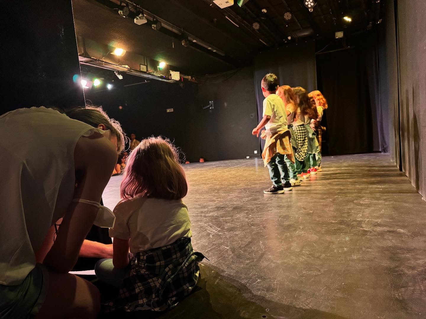 Que importante es respetar los tiempos de cada uno. Ejemplo de madre acompañando a su hija en su actuación. El miedo escénico es muy habitual y hay que respetar para que puedan en un futuro disfrutar. ♥️🫶🏻