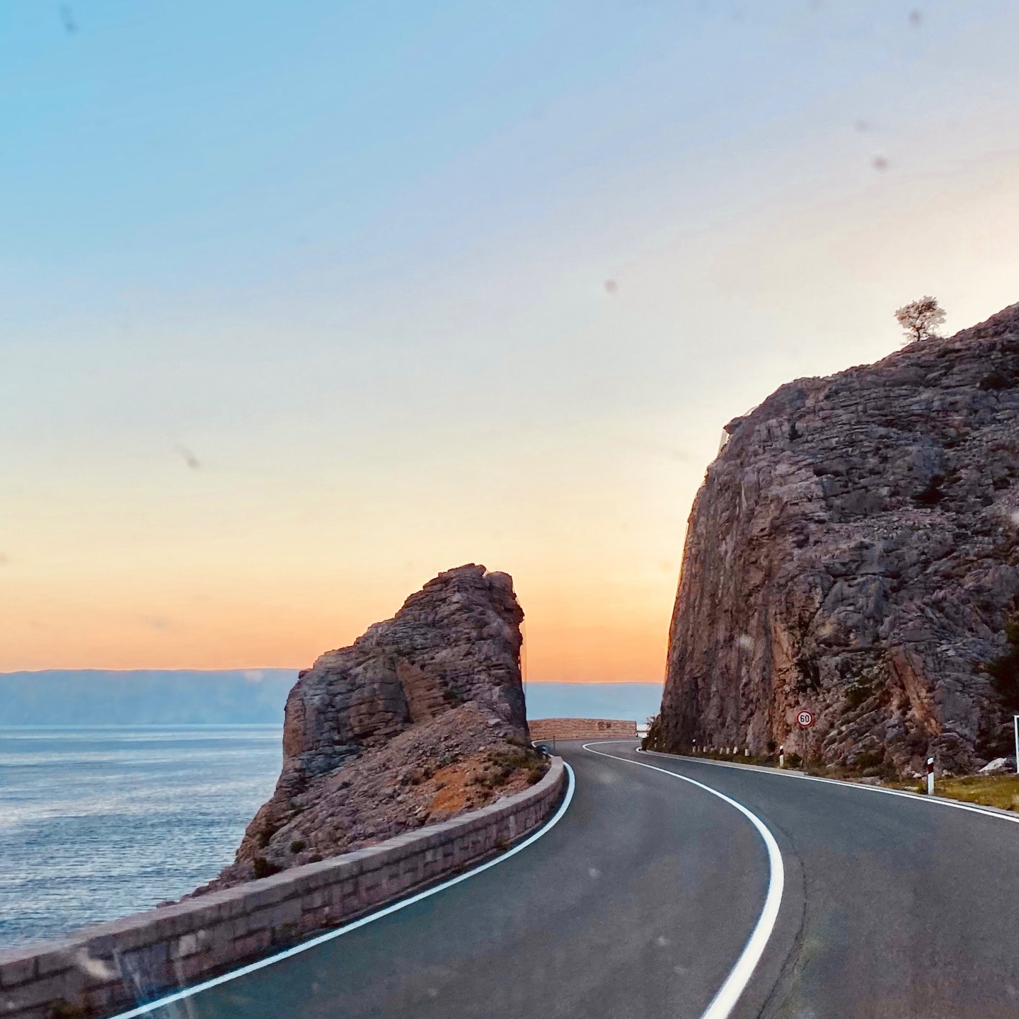 „Und? Wohin geht ihr zuerst?“
Wir hören diese Frage ständig. Und jedes Mal zögern wir. Nicht, weil wir keine Antwort haben – sondern weil es keine einfache gibt.
➝ Neue Gedanken auf dem Blog.
#vanlifegermany #bewusstleben #freiheitsgefühl #vanlifejournal #slowtravel #wohnmobilleben #wegestattwände