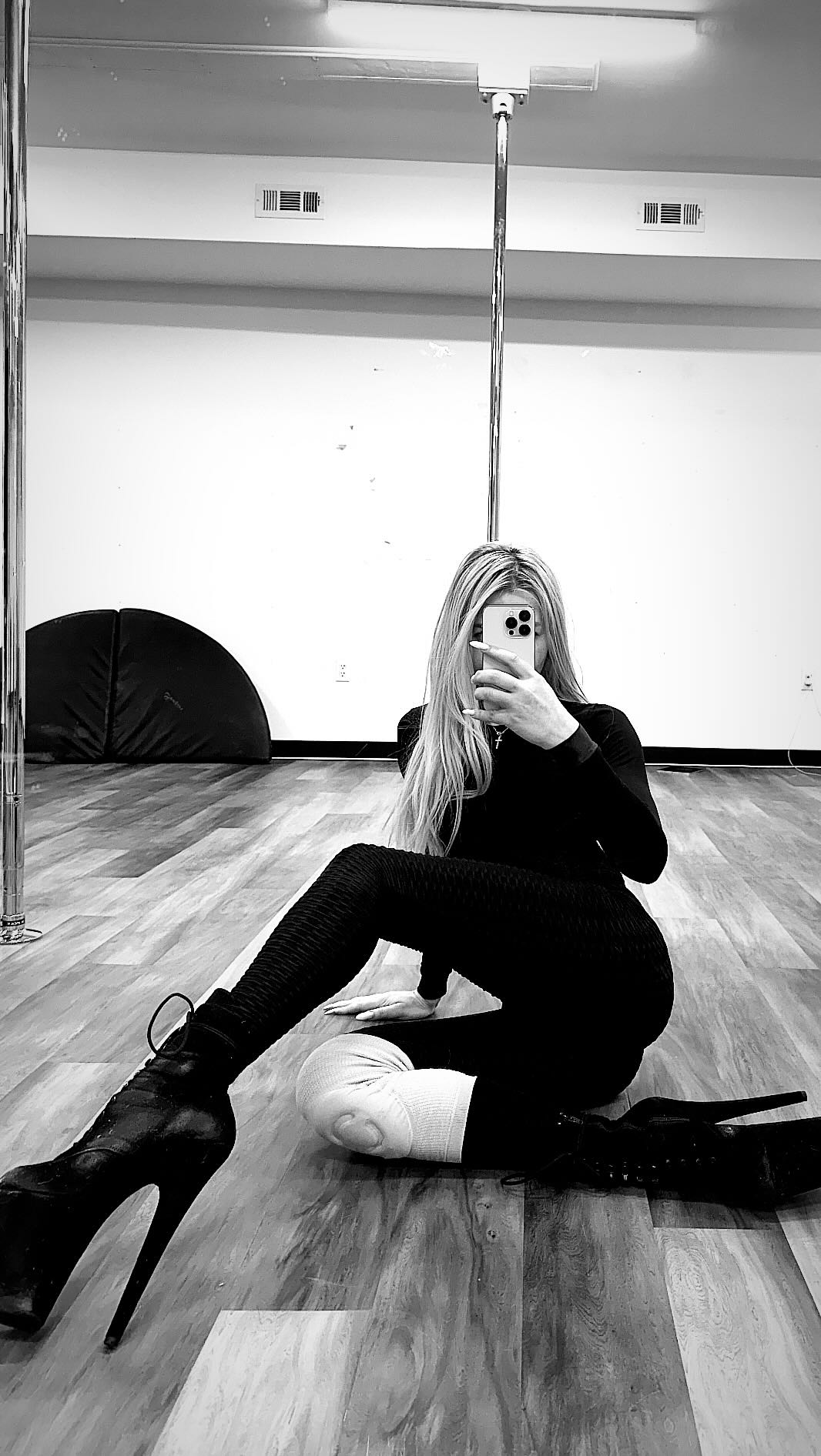 Private Exotic pole dance and floor work!!!!! 8 lessons $800 !!! Comfortable schedule for you !!! Private lesson pass includes free entry to group classes and 4 private open pole!!!! 551-275-4001 Lana lanadancer.com