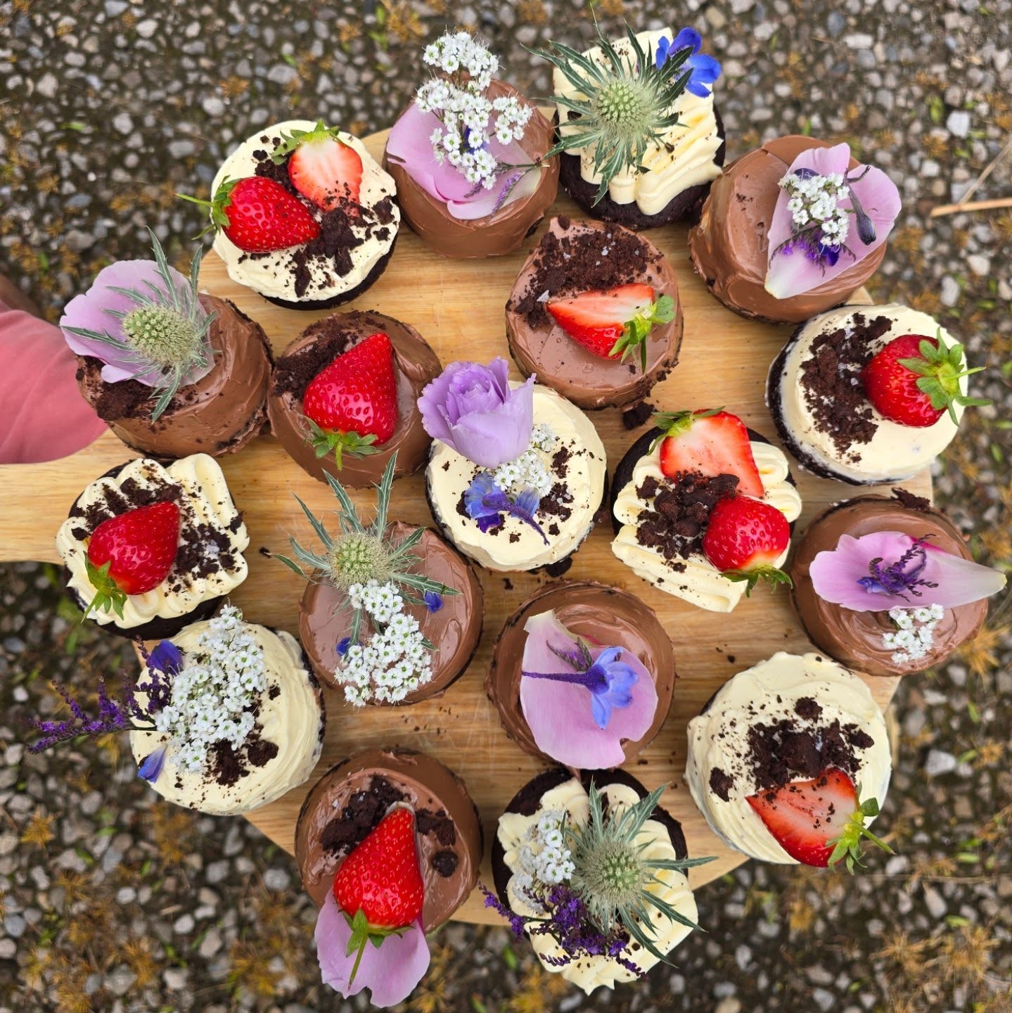 The prettiest birthday cake board 💫💐
We celebrated two upcoming birthdays this weekend, and so, of course, we had CAKE.
Our signature mini cakes- dressed up for birthdays 🎂
- vanilla swissmeringuebuttercream, chocolate crumb & strawberries for my soon to be 10 yr old! 🍓 & chocolate swissmeringuebuttercream, chocolate crumb & the prettiest blooms for me 💖
Made for celebrating the ones you love (or just yourself 😉)
Each one baked in small batches using proper ingredients: all butter, free range eggs & rich dark cocoa.
✨️cake enquiries www.getlayerdcake.com
#layerd_cakes #eatgoodcake #eatbettercake #bakefromscratch #realcakes #partycake #minicake #rustic #madeinyorkshire #cakeboard #celebrationcake
#flowers #birthdaycakeideas #weddingcakeideas #weddingplanners