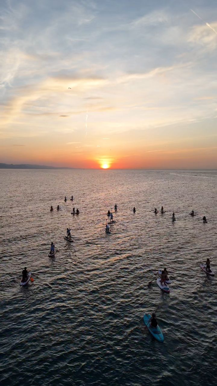 Bienvenido junio, primer domingo del mes… y ya se siente el verano 🌞
Así ha empezado el día hoy en Barcelona: cielo limpio, mar en calma y un amanecer que nos ha dejado sin palabras 🌊✨
Para nosotros, hoy empieza el verano… y no hay mejor forma de celebrarlo que flotando sobre el mar mientras el sol despierta 💛
Este lugar, esta luz, este silencio. Todo encaja 🔥
#AmanecerBarcelona #PaddleSurfBarcelona #InicioDeVerano #JunioEnBarcelona #MarCalma #ExperienciaÚnica #EswellBarcelona #PaddleAlAmanecer #SunriseVibes