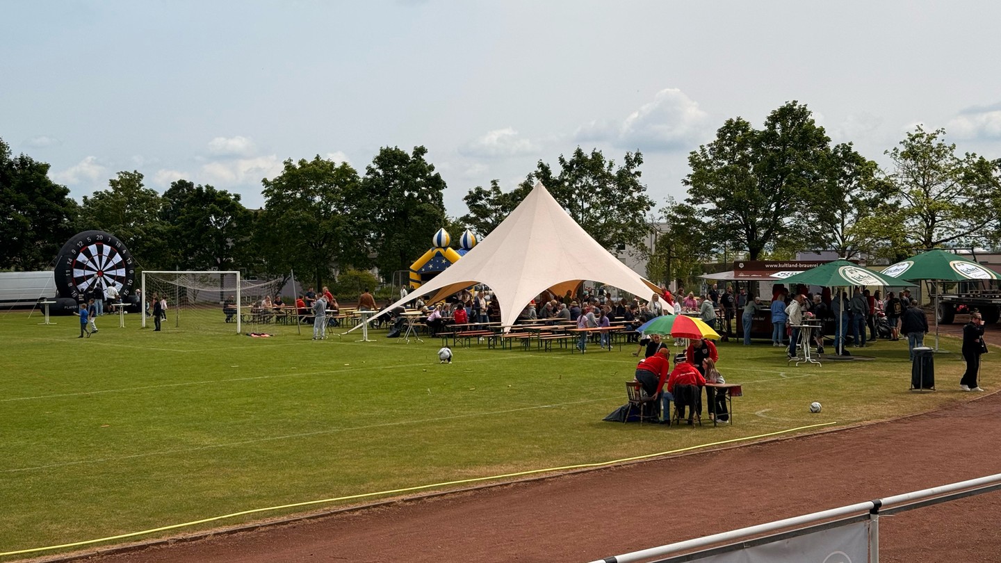 Das Vatertagsfest vom FCO war ein voller Erfolg.
Zum ersten Mal fand das Fest nicht auf der Kapersburg sondern auf unserem Sportgelände, der Eisenkrain statt.
Wir möchten uns vor allem bei allen freiwilligen Helfern bedanken, durch die ein reibungsfreier Ablauf gewährleistet wurde sowie der @kultland Brauerei, die uns mit leckeren Getränken versorgte!
Und natürlich allen Gästen, die den Weg auf die Eisenkrain gefunden haben.
Wir freuen uns jetzt schon, euch auch wieder im nächsten Jahr begrüßen zu dürfen. Seid gespannt, schon jetzt entwickeln wir Ideen, um den Vatertag 2026 auf der Eisenkrain noch besser machen zu können!
#fco #oberrosbach #vatertag2025