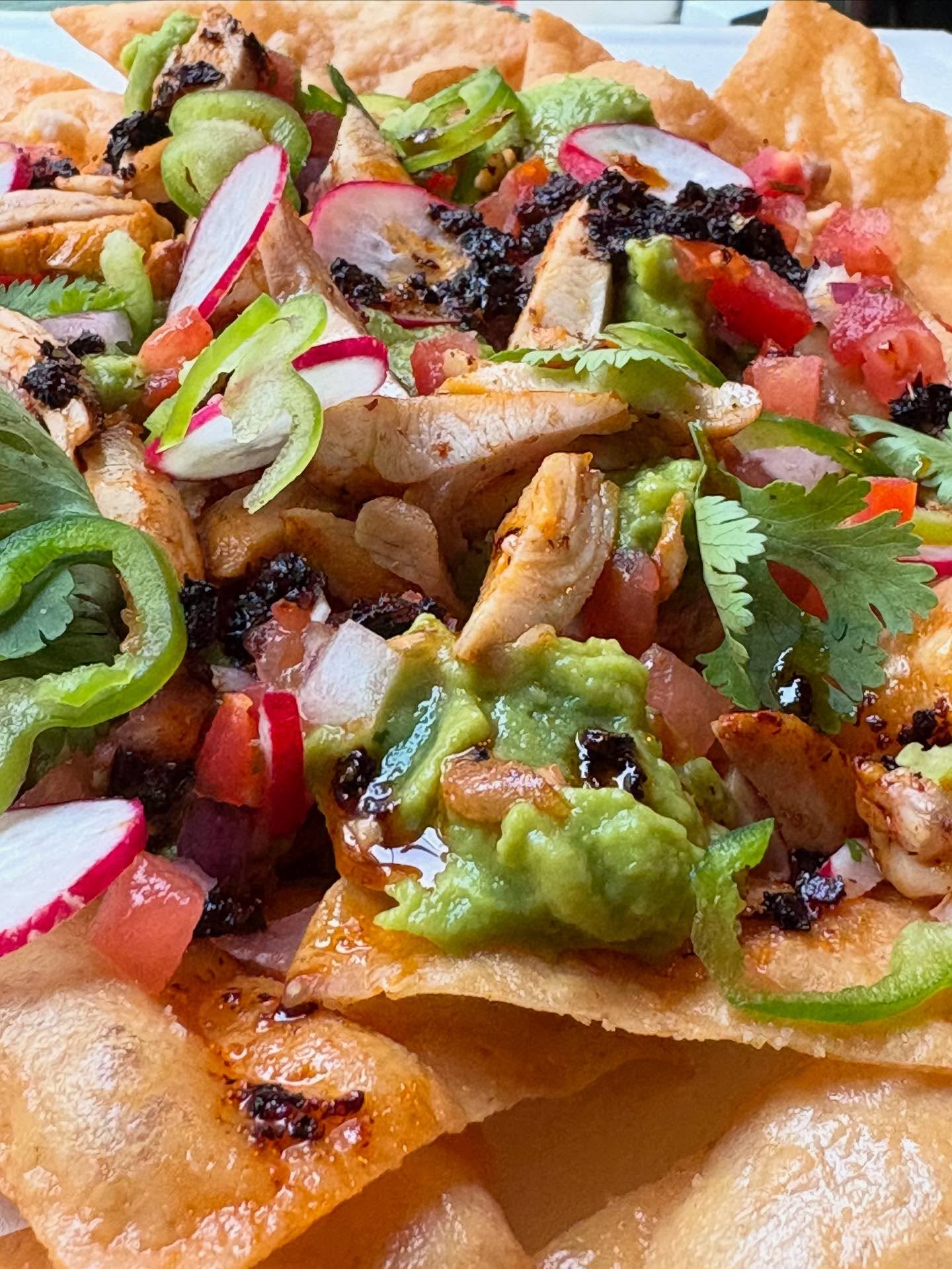 Dimentica le versioni banali:
i nachos Alma Latina celebrano l’autenticità.
Croccanti chips homemade, pollo marinato, pico de gallo fresco, avocado e una salsa macha piccante
che accende i sensi.
Un piatto che unisce tradizione e innovazione,
senza glutine e ricco di sapore.
📍 Vieni a provarli da Alma Latina, Via Baretti 8 bis, Torino.
#senzaglutinesenzalattosio #senzaglutinetorino #sansa
#nachos #summertime