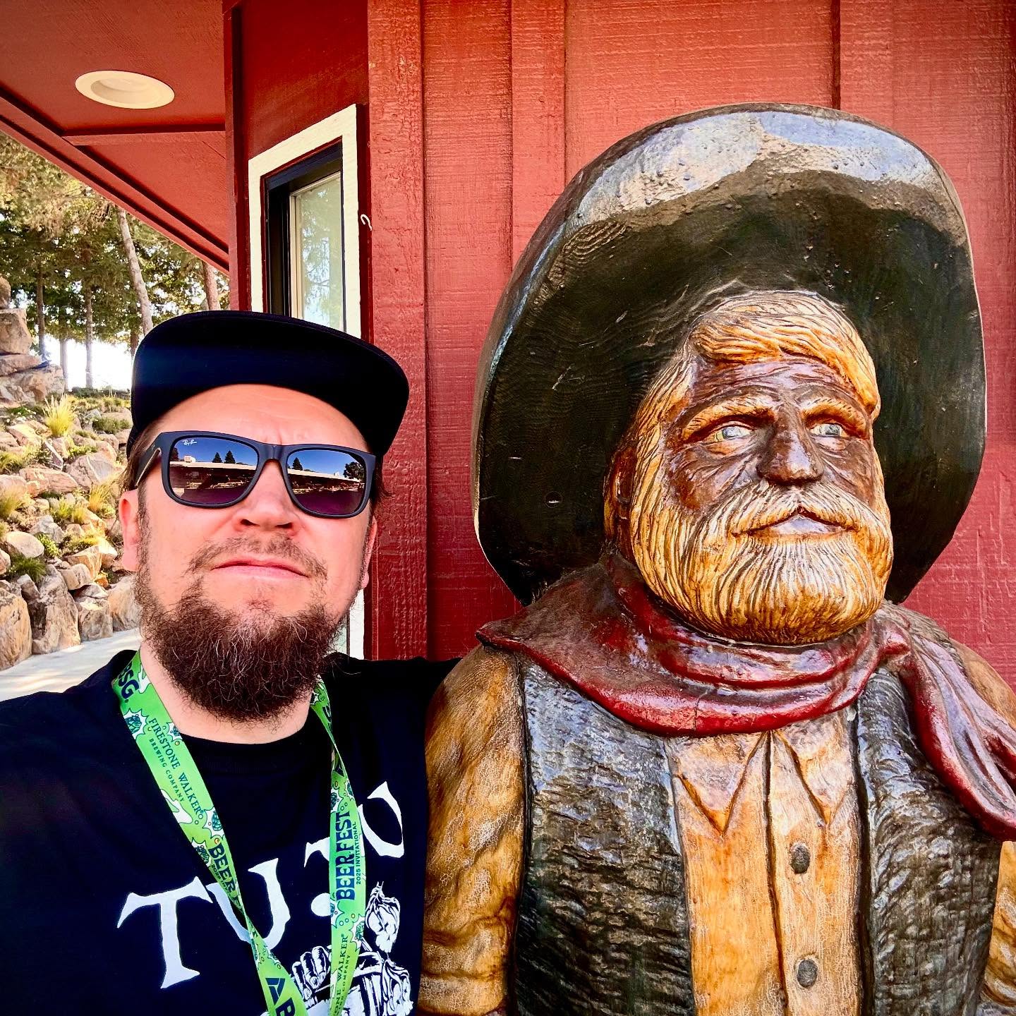 Greetings from Paso Robles, California! 🇺🇸
This weekend our skins have been curling from the heat and here at the @firestonewalker Invitational beer festival, which annually brings together 65 of the biggest names in the industry. This year, there are only 16 names from outside the United States, and among the few European breweries is also one, the highly acclaimed Tuju brewery from Lappeenranta!
Tuju’s international outreach department has done a very high-quality job in recent years and has met many well-known figures in the industry. We met Matt, the founding owner of Firestone Walker, at last year’s MBCC festival in Copenhagen, and while helping with the tap adjustments. We also happened to mention that it would be nice to see a Finnish brewery at the Firestone festival sometime.
This weekend has been amazing and it’s been great to get to talk to all of our brewery childhood heroes while tasting the best US craft beer! Thanks to all the organizers, brewers and the Firestone Walker!
———
Terkut Kalifornian Paso Roblesista! 🇫🇮
Tänä viikonloppuna iho on käpristellyt helteestä ja pelkällä oluelle hoidetusta nesteytyksestä täällä Firestone Walker Invitational -olutfestareilla, johon kokoontuu vuosittain noin 65 alan kovinta nimeä. Tänä vuonna tapahtumassa on vain 16 Yhdysvaltojen ulkopuolista nimeä ja harvojen eurooppalaisteisten panimoiden joukossa on myös yksi kovasti mainetta niittävä Tuju panimo Lappeenrannasta!
Tujun maita ja mantereita kiertävä kontaktointiosasto on tehnyt viime vuodet erittäin tasokasta työtä ja tavannut monia alalla tunnettuja hahmoja. Firestonin perustajaomistaja Mattiin tutustuimme viimevuoden MBCC-festeillä ja hanalaitteen säätöjen auttamisessa sattumalta pääsimme myös vinkkaamaan, että suomalainen panimo olisi kiva nähdä joskus Firestonen festareilla.
Tämä viikonloppu on aikamoisen huikea ja on ollut mahtava päästä juttelemaan ja maistattamaan suomalaista olutta kaikille lapsuutemme sankaripanimoille. Kiitos kaikille järjestäjille, panimoille ja Firestonen jengille!