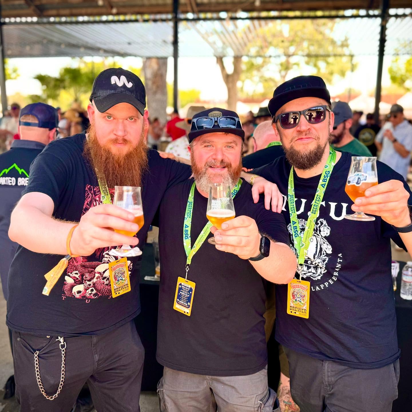 Greetings from Paso Robles, California! 🇺🇸
This weekend our skins have been curling from the heat and here at the @firestonewalker Invitational beer festival, which annually brings together 65 of the biggest names in the industry. This year, there are only 16 names from outside the United States, and among the few European breweries is also one, the highly acclaimed Tuju brewery from Lappeenranta!
Tuju’s international outreach department has done a very high-quality job in recent years and has met many well-known figures in the industry. We met Matt, the founding owner of Firestone Walker, at last year’s MBCC festival in Copenhagen, and while helping with the tap adjustments. We also happened to mention that it would be nice to see a Finnish brewery at the Firestone festival sometime.
This weekend has been amazing and it’s been great to get to talk to all of our brewery childhood heroes while tasting the best US craft beer! Thanks to all the organizers, brewers and the Firestone Walker!
———
Terkut Kalifornian Paso Roblesista! 🇫🇮
Tänä viikonloppuna iho on käpristellyt helteestä ja pelkällä oluelle hoidetusta nesteytyksestä täällä Firestone Walker Invitational -olutfestareilla, johon kokoontuu vuosittain noin 65 alan kovinta nimeä. Tänä vuonna tapahtumassa on vain 16 Yhdysvaltojen ulkopuolista nimeä ja harvojen eurooppalaisteisten panimoiden joukossa on myös yksi kovasti mainetta niittävä Tuju panimo Lappeenrannasta!
Tujun maita ja mantereita kiertävä kontaktointiosasto on tehnyt viime vuodet erittäin tasokasta työtä ja tavannut monia alalla tunnettuja hahmoja. Firestonin perustajaomistaja Mattiin tutustuimme viimevuoden MBCC-festeillä ja hanalaitteen säätöjen auttamisessa sattumalta pääsimme myös vinkkaamaan, että suomalainen panimo olisi kiva nähdä joskus Firestonen festareilla.
Tämä viikonloppu on aikamoisen huikea ja on ollut mahtava päästä juttelemaan ja maistattamaan suomalaista olutta kaikille lapsuutemme sankaripanimoille. Kiitos kaikille järjestäjille, panimoille ja Firestonen jengille!