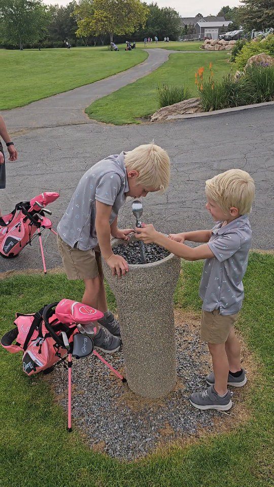 Hydration is key! 💧
Shorties bags have pockets for your kiddos water bottles!
Make sure they take a big drink before going out, and keep drinking while playing. Add low sugar, electrolytes to their drink rotation as well!
HAVE FUN THIS SUMMER ☀️
#summergolf #hydrate #kidsgolftips #shortiesgolf #golfkids