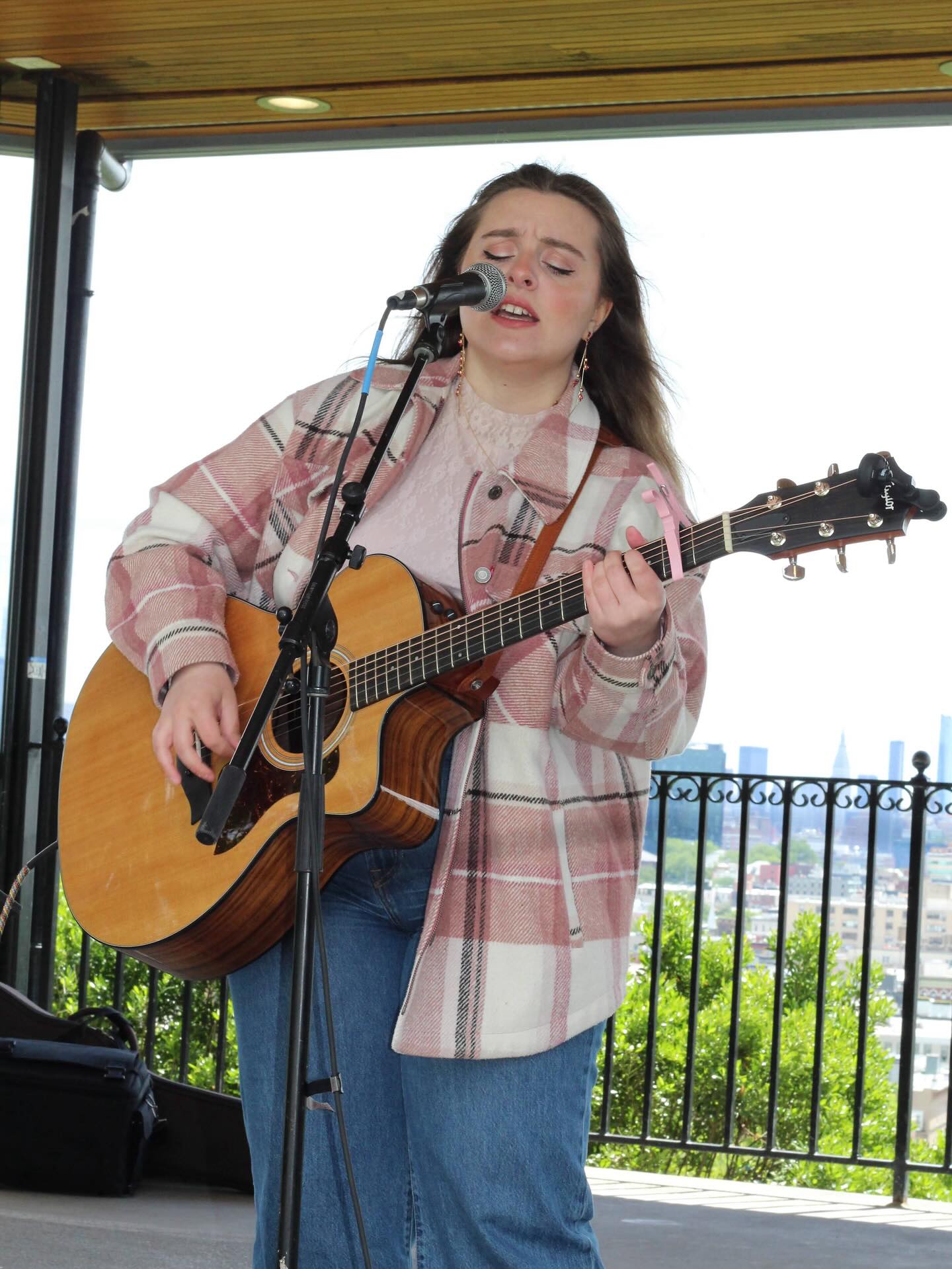 Riverview Park Farmers Market earlier today! Thank you @riverviewfarmersmarket for having us! So nice to play again with @carmenarrojo and @gabevega18 and thanks @elielpepitv for the pictures!! Videos to come!