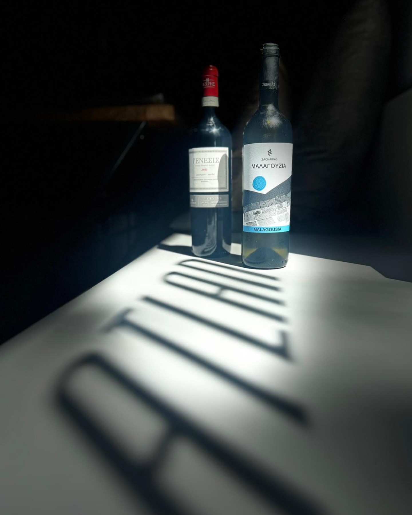 Us presentem dos dels nous vins ….
Blanc:
Malagousia, un raïm que va estar a punt de desapareixer als anys 70. Amb tons aromàtics d’albercoc, sec, fresc i llaminer si el verdejo és el vostre amor, Malagousia serà el vostre amant😉
Negre:
Genesis
Merlot i Xinomavro s’uneixen a Macedònia per crear un caldo rubí i violaci, amb aroma de cirera, maduixa i també tomàquet, olives, cafè
amb un resultat armoniós de tanins suaus.