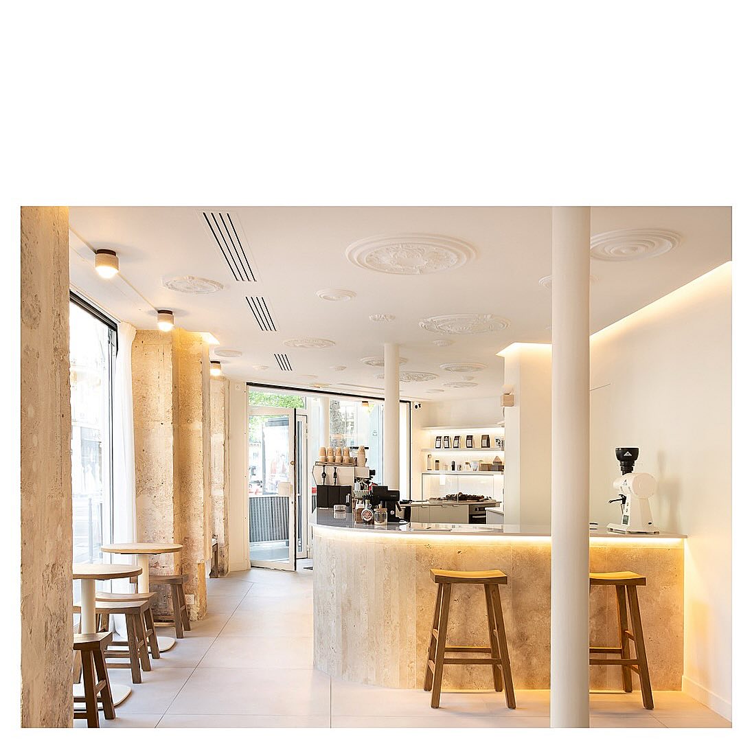 Projet LIV Coffee Shop - Agencement et création du bar sur mesure www.costaudrenovation.com
#coffeeshop #coffeeshopdesign #coffeeshopparis #parisdesign #shopdesign #agencementintérieur #agencementsurmesure #bardesign #barsurmesure #coffeedesign #parismaville #parisstyle
