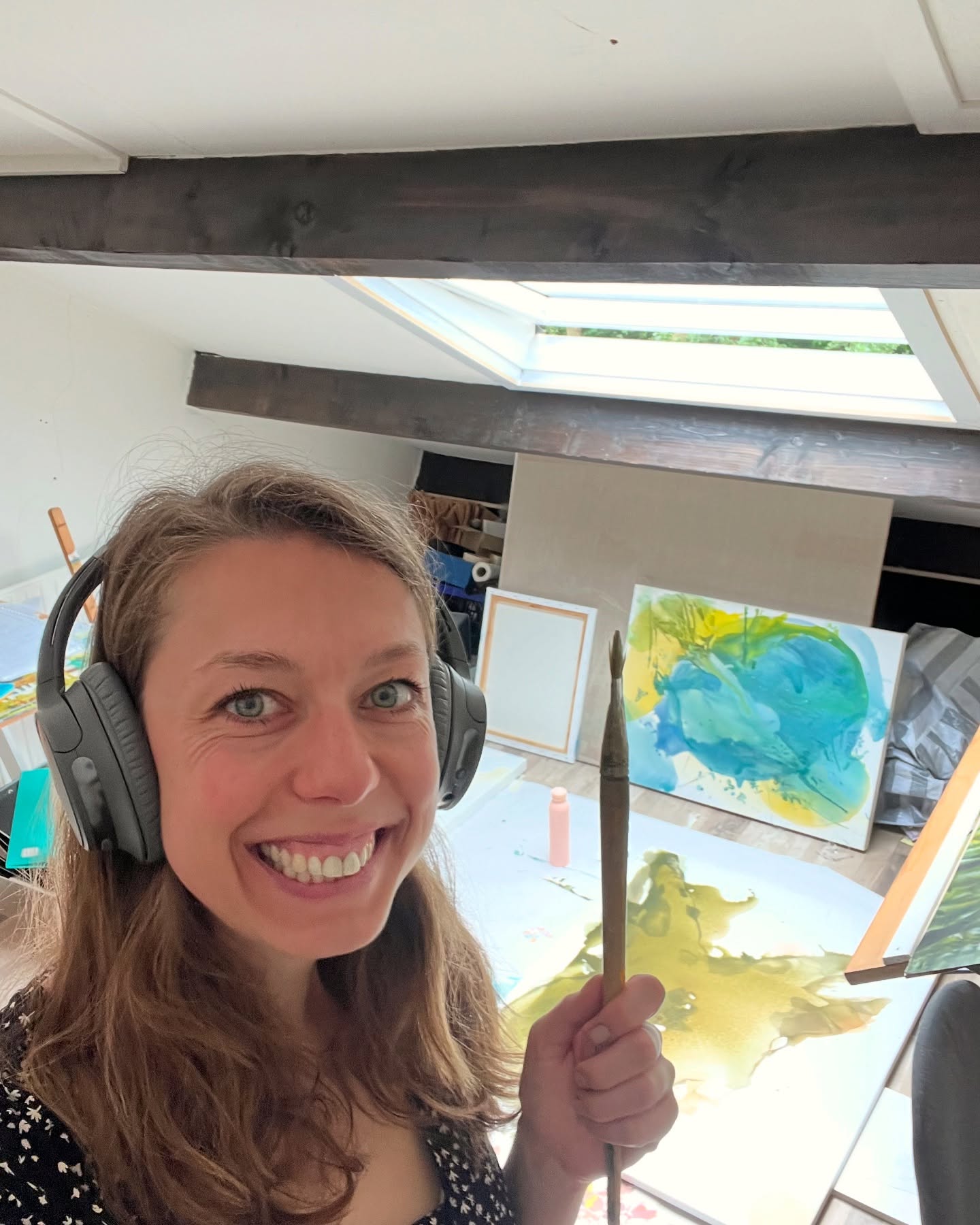Jiehaa! Veeeel te lang geleden dat ik m’n eigen ‘creatieve natuur’ liet stromen. Dus kwast erbij, een bakje inspiratie gevuld en…. gaan 💫. In m’n happy-place 💕😊!
(Al moet ik er dus wel echt ff inkomen, merk ik. Zit nogal al snel in in mn hoofd. Heb dan wel een creatief brein, maar die schiet ook razendsnel in denken. Juist niet nodig hierbij 😜. Dat denken komt hierna wel weer! In al m’n andere creatieve dingen; schrijverij en illustreren. Oké, de creatieve natuur stroomde wel, maar net ff anders en da’s helemaal oké 😉. Wie herkent dat je ook nogal veel wilt 😄?!).
Fijne zondag ☀️