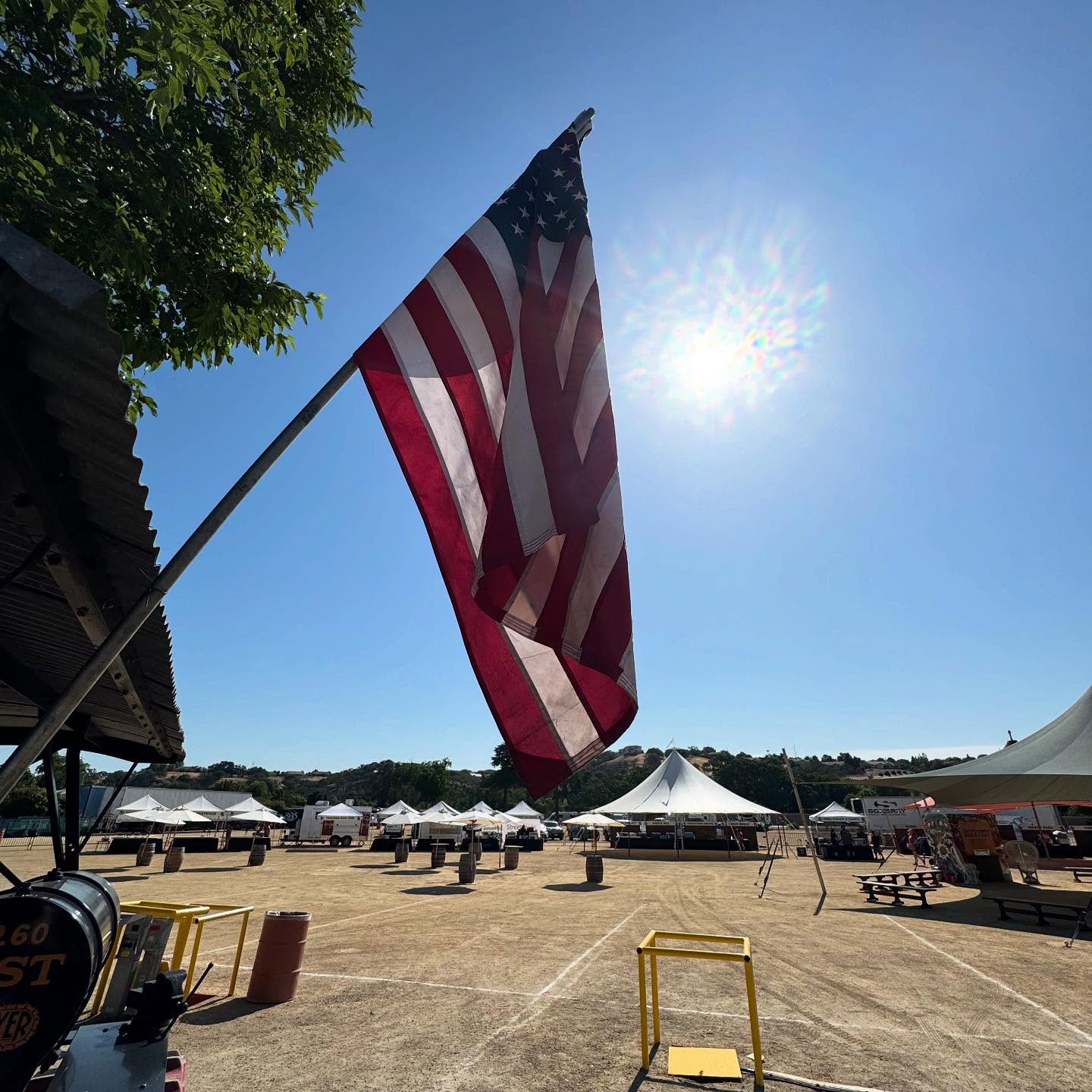 Greetings from Paso Robles, California! 🇺🇸
This weekend our skins have been curling from the heat and here at the @firestonewalker Invitational beer festival, which annually brings together 65 of the biggest names in the industry. This year, there are only 16 names from outside the United States, and among the few European breweries is also one, the highly acclaimed Tuju brewery from Lappeenranta!
Tuju’s international outreach department has done a very high-quality job in recent years and has met many well-known figures in the industry. We met Matt, the founding owner of Firestone Walker, at last year’s MBCC festival in Copenhagen, and while helping with the tap adjustments. We also happened to mention that it would be nice to see a Finnish brewery at the Firestone festival sometime.
This weekend has been amazing and it’s been great to get to talk to all of our brewery childhood heroes while tasting the best US craft beer! Thanks to all the organizers, brewers and the Firestone Walker!
———
Terkut Kalifornian Paso Roblesista! 🇫🇮
Tänä viikonloppuna iho on käpristellyt helteestä ja pelkällä oluelle hoidetusta nesteytyksestä täällä Firestone Walker Invitational -olutfestareilla, johon kokoontuu vuosittain noin 65 alan kovinta nimeä. Tänä vuonna tapahtumassa on vain 16 Yhdysvaltojen ulkopuolista nimeä ja harvojen eurooppalaisteisten panimoiden joukossa on myös yksi kovasti mainetta niittävä Tuju panimo Lappeenrannasta!
Tujun maita ja mantereita kiertävä kontaktointiosasto on tehnyt viime vuodet erittäin tasokasta työtä ja tavannut monia alalla tunnettuja hahmoja. Firestonin perustajaomistaja Mattiin tutustuimme viimevuoden MBCC-festeillä ja hanalaitteen säätöjen auttamisessa sattumalta pääsimme myös vinkkaamaan, että suomalainen panimo olisi kiva nähdä joskus Firestonen festareilla.
Tämä viikonloppu on aikamoisen huikea ja on ollut mahtava päästä juttelemaan ja maistattamaan suomalaista olutta kaikille lapsuutemme sankaripanimoille. Kiitos kaikille järjestäjille, panimoille ja Firestonen jengille!