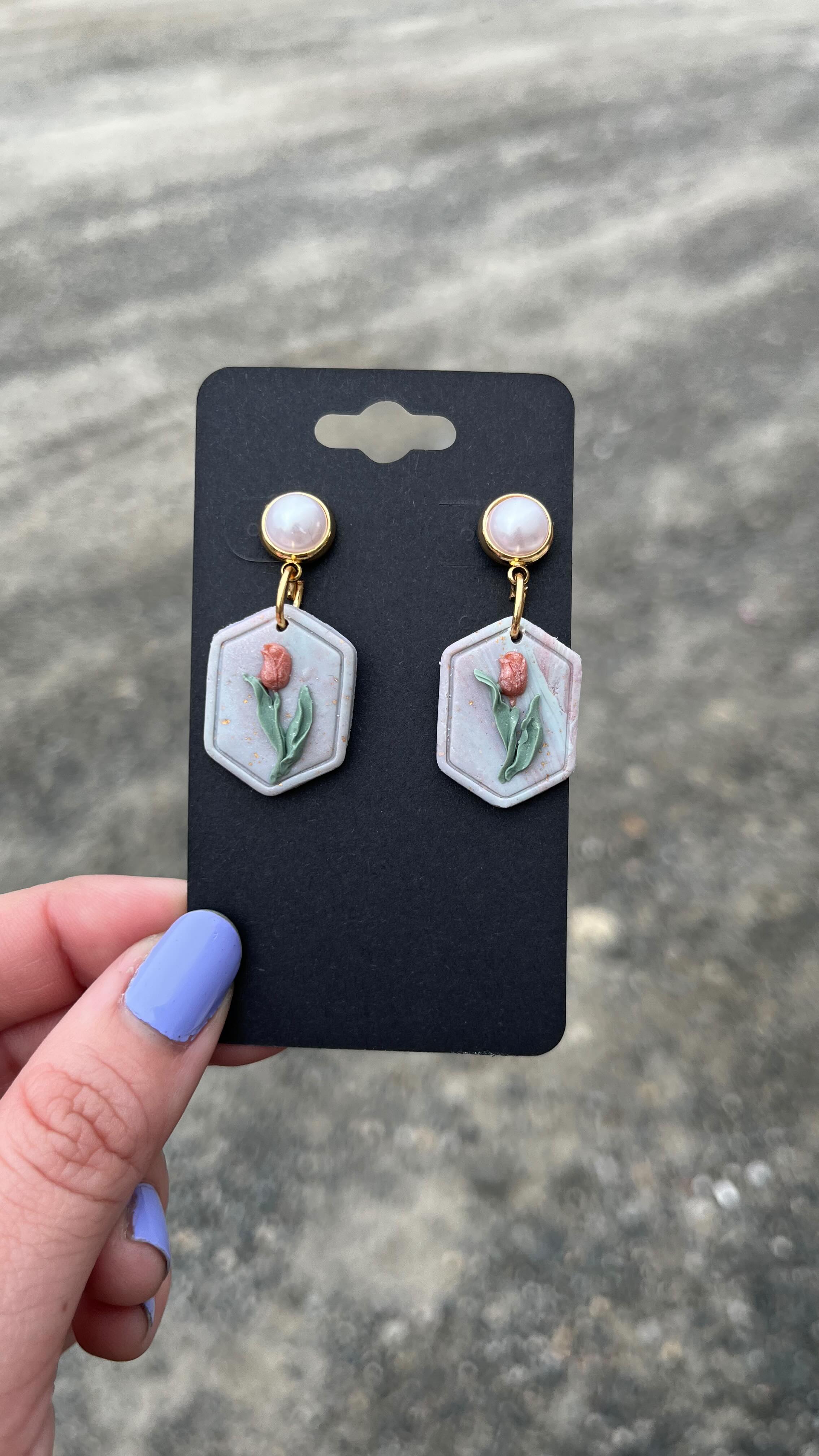 Marbling is so fun. More summer colors to come but these beauties were sold the day after they were made. Can’t wait to show you the newest items at the market this Saturday !!! See my stories for info ;)
#marblingclay #claymarble #polymerclayjewelry #polymerclaycreator #polymerclayartistsofinstagram #newearrings😍 #springearring #springfashionfinds #springfashion2025