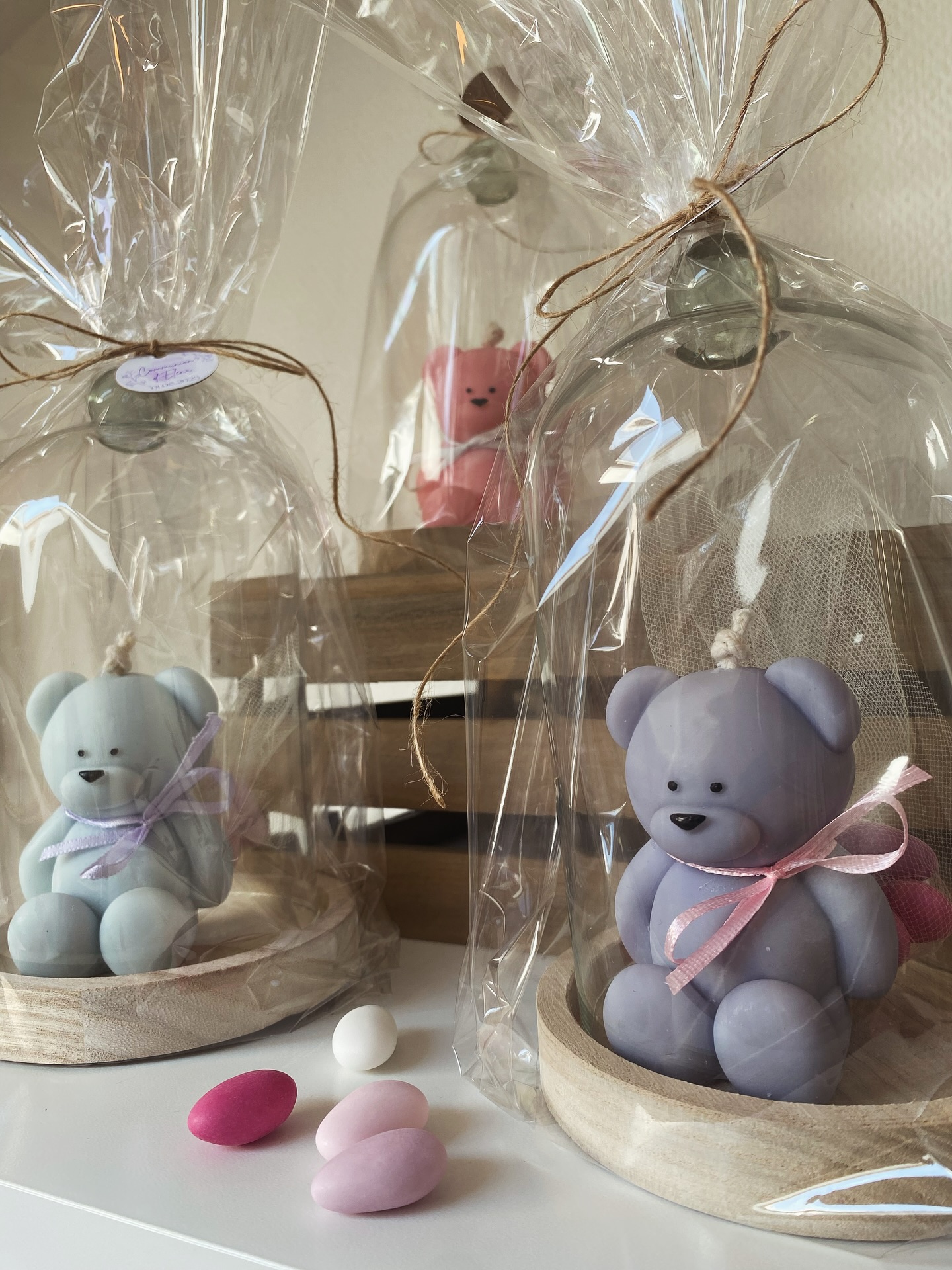 — Communion d’Elena 🎀
Nous avons revisité les oursons sous cloche dans ce projet, avec un trio de couleur pastel : rose - violet - bleu ✨
Mais surtout, j’ai ajouté au dos de chaque ourson, un baluchon de dragées amande, toujours dans le code couleur demandé. 🤍
Les oursons - odeurs barbe à papa - ont été mis sous cloches puis emballés avec soin dans du papier transparent - le tout, fermé par une étiquette personnalisée avec la date de la communion. 🎀
Un projet réalisé pour Carine, avec qui nous avons longuement discuté pour atteindre, LE résultat qu’elle désirait. ✨
Qu’en pensez-vous ?
J’ai adoré mixer les dragées et les oursons de cire, et les cloches que j’avais dénichées sont juste splendides! 😻
#communion #communioncandle #candles #cadeaucommunion #cadeauinvité #cadeauxinvités #invites #cadeaumariagepersonnalisé #cadeaupersonnalisé #cire #ciredesoja #ciredecolza #bougiesmoulées #projet #projetbébé #mariage #ideemariage #ideecommunion #ideebapteme #bapteme #artısanat #metz #talange #thionville #moselle