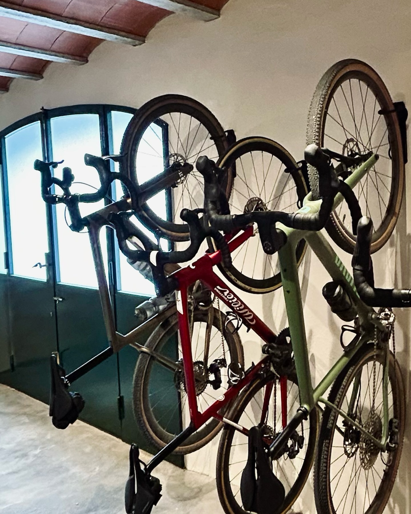 Welcome to our bike room at Gravel House. Where bikes hang like art, tires whisper stories, and chain wax from @klinpig is basically perfume!
From here you will start and end your rides 🏁, take coffee “a go go” to ignite the engines ⚡️, as well as getting refreshing drinks on your way back 🔋.
PD: @ariadnabrunet and @castle.cycling already making good use of @pedrosbikecare tools 🛠️
Come stay at @grvlhouse and discover it for yourself 🌾🚲
Hit us up to craft your one-of-a-kind adventure at Gravel House Empordà 🚀
#gravelcycling #gravelbike #adventurecycling #bikepacking #gravelgrind #cyclinglife #gravelriding #explorebybike #graveladventure #ridegravel #pedalandexplore #adventureonwheels #biketrip #recovery #trainingcamp #roadbiking #cyclingtips #cyclingcamp #gironacycling #gravelcatalunya