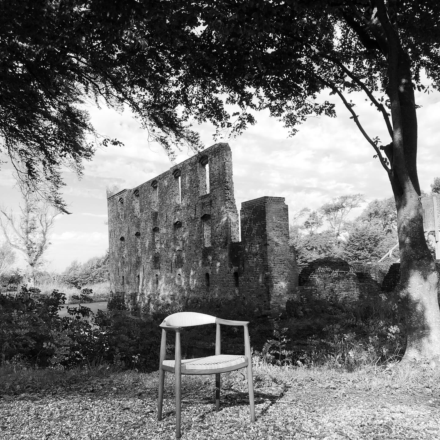 Møbler, man lever med – og lever i.
Hans J. Wegner var ikke blot møbeldesigner – han var en kunstner med træet som sit sprog. Med en dyb respekt for håndværket formede han stole og møbler, der forener funktion og skønhed i én og samme bevægelse.
Hver kurve, hver samling og hver linje i hans værker er nøje gennemtænkt – ikke bare for at møblet skal holde og fungere, men for at det skal tale til sanserne. Wegners møbler er skabt til at blive brugt hver dag – og beundret hver dag. De er kunstværker i træ, der bærer på både historie, håndværk og en særlig dansk følsomhed for form og funktion.
Kom forbi Møbelhuset 2 i Wegners fødeby Tønder og oplev nogle af hans originale værker – og hør de historier, der gemmer sig i træets årer.
#HansJWegner #DanskDesign #Møbeldesign #SkandinaviskDesign #Kvalitetsmøbler #Møbelkunst #Tønder #Møbelhuset2 #DesignIkoner #Træhåndværk #FunktionMøderForm