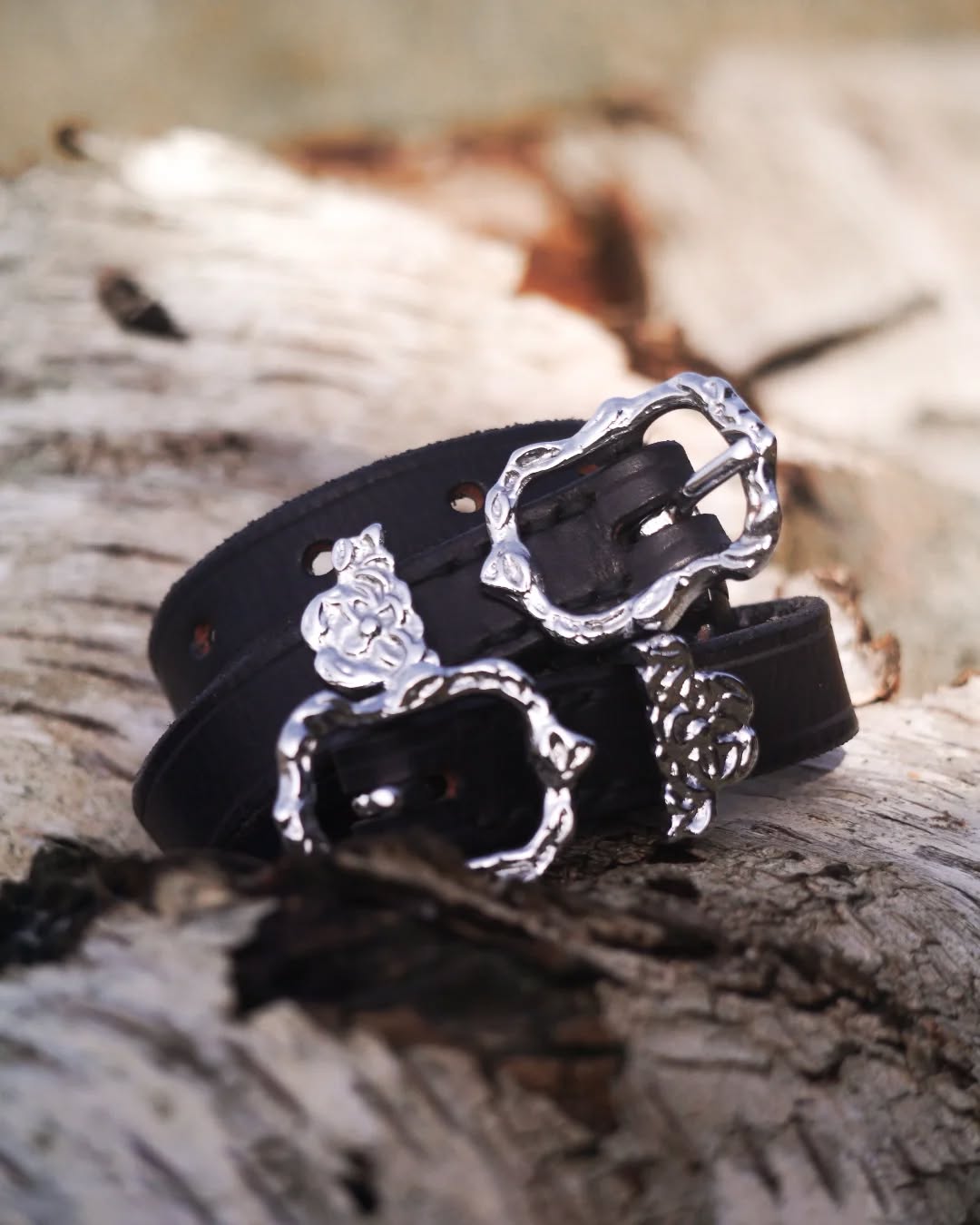 Borsttuig riemen barok
Want soms mag iets praktisch ook gewoon mooi zijn!
Dus maakte ik een set korte riemen om mijn barok borsttuig aan m'n zadel te bevestigen. Uiteraard moesten deze matchen met de zwart - zilveren look van het tuig en zo werden het dus zwarte riemen met decoratieve gespen in zilver.
#atelierbyerica #leatherwork #leathercraft #handwerk #lederhandwerk #tuigmakerij #ambacht #paardentuig