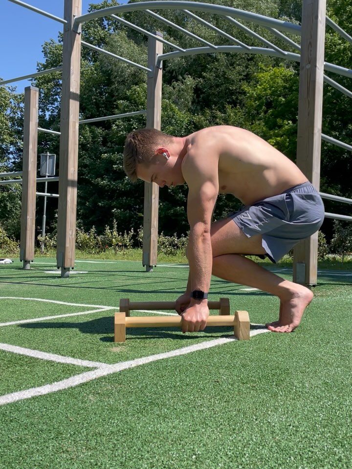 Some snippets of today’s training ☀️
Exercises in order ⬇️
✅ Advanced Tucked Planche Holds
✅ Front Lever Holds
✅ Straddle Planche Negatives (banded)
✅ Full Front Lever Pulls (Straddled)
✅ Banded Planche Holds
Finished with some basics & mobility 💪🏼
#calisthenics #calisthenicsworkout #calisthenicstraining #frontlever #planche