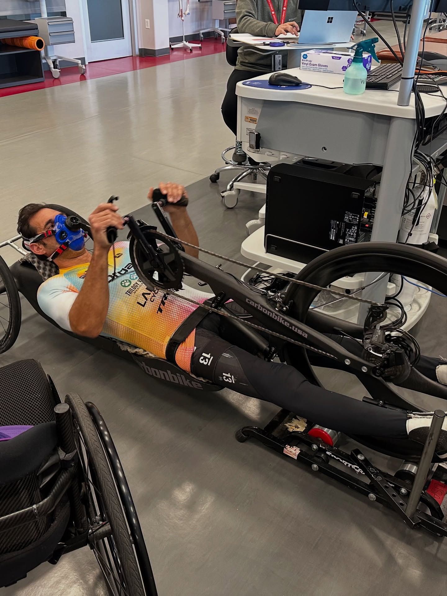 Putting in the lab work 💪🫡💥
VO₂ + LaMax testing today to dial in the engine for the rest of the season. While it wasn’t done in Coach Ralf’s legendary lab in Germany, @leistungsdiagnostik_hannover the crew at the @gccaz Sports Performance Lab absolutely delivered. Big thanks to the team for the precision, professionalism, and great vibes!
#ChasingWatts #ParaCycling #TeamUSA #VO2Max #LaMax #PerformanceTesting #HandcycleLife #AthleteLife #TrainSmart #USParacycling #GlendaleAZ #GCCaz #AdaptiveAthlete #VeteranAthlete #NoLimits