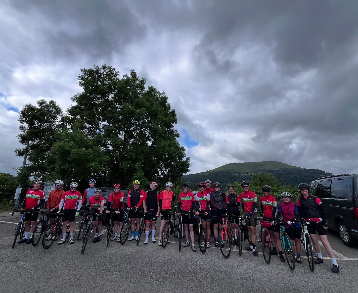 Great to see so many riders in Abergavenny this morning for the Tumble and Gospel Pass rides. Always a tough day in the saddle but the views and Welsh landscape 🏴 never fails! Well done everyone! 👏🏻 #cdrc #sundayfunday #gospelpass #thetumble #walesneverfails #awayday