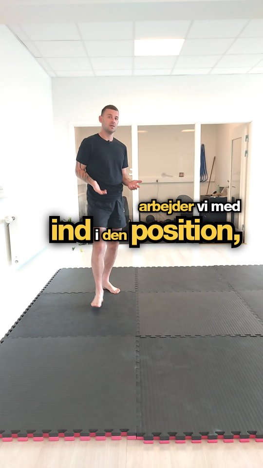 Kunne du mærke en forandring i din skulder position, eller en bedre aktivering af musklerne på bagsiden af din skulder ? 😃
Så kommer her den sidste del af øvelsesrækken. 👌
Her samler vi bevægelserne sammen.
Så vi skaber en aktivering i den øvre del af vores ryg, vi arbejder på vores nakke, samt position af hovedet.
🎯
Sådan gøre du ⬇️
1. Du ligger på maven og hænderne vender op ad
2. Du kommer op igennem din øvre del af ryggen på en indånding.
3. Du trækker skulderne en smule op, skaber en neutral brystkasse position.
4. Roterer armene med, så håndfladerne peger opad, for at åbne skulderne.
🫡
Vi holder position over tid, 3 min. For at arbejde vores stabilisatorer.
Følg instruktionen fra videoen.
Øvelsen er en virkelig god posture åbner, prøv at give den et skud ✅
#biomekanik #funktioneltræning #holisticcoaching #breathing #performance #smertefri #fysioterapi #rotation #myofascialrelease