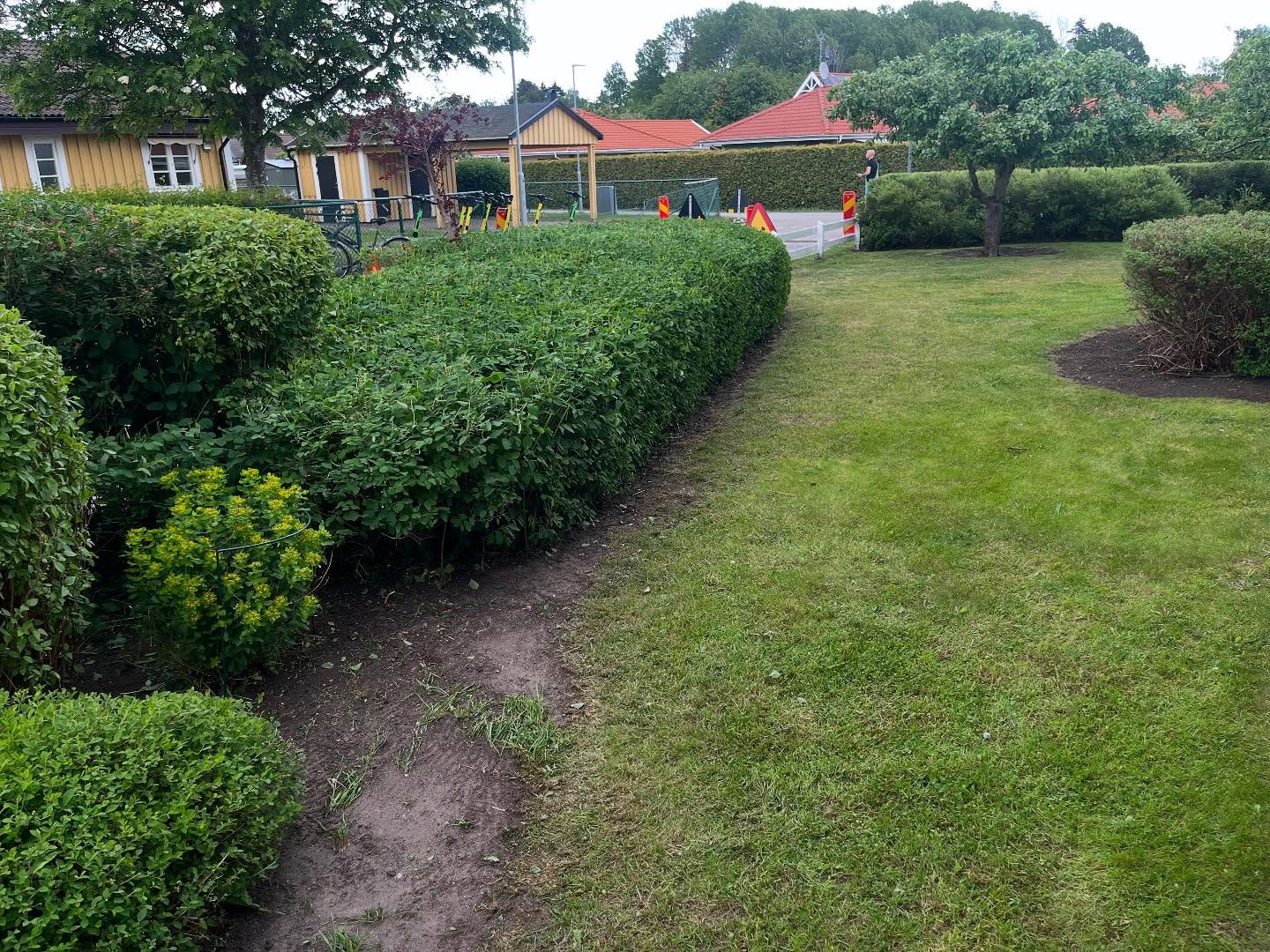 Sommaren närmar sig – dags att göra trädgården redo för lata dagar i solen! ☀️
Vi hjälper dig att fixa det fint:
🔸 Häckklippning
🔸 Trädbeskärning
🔸 Ogräsrensning
🔸 Gräsklippning
🔸 Lövrensning
🔸 …och mycket mer!
✅ Glöm inte att du kan använda ditt RUT-avdrag vid betalning!
Boka idag – vi fixar resten.