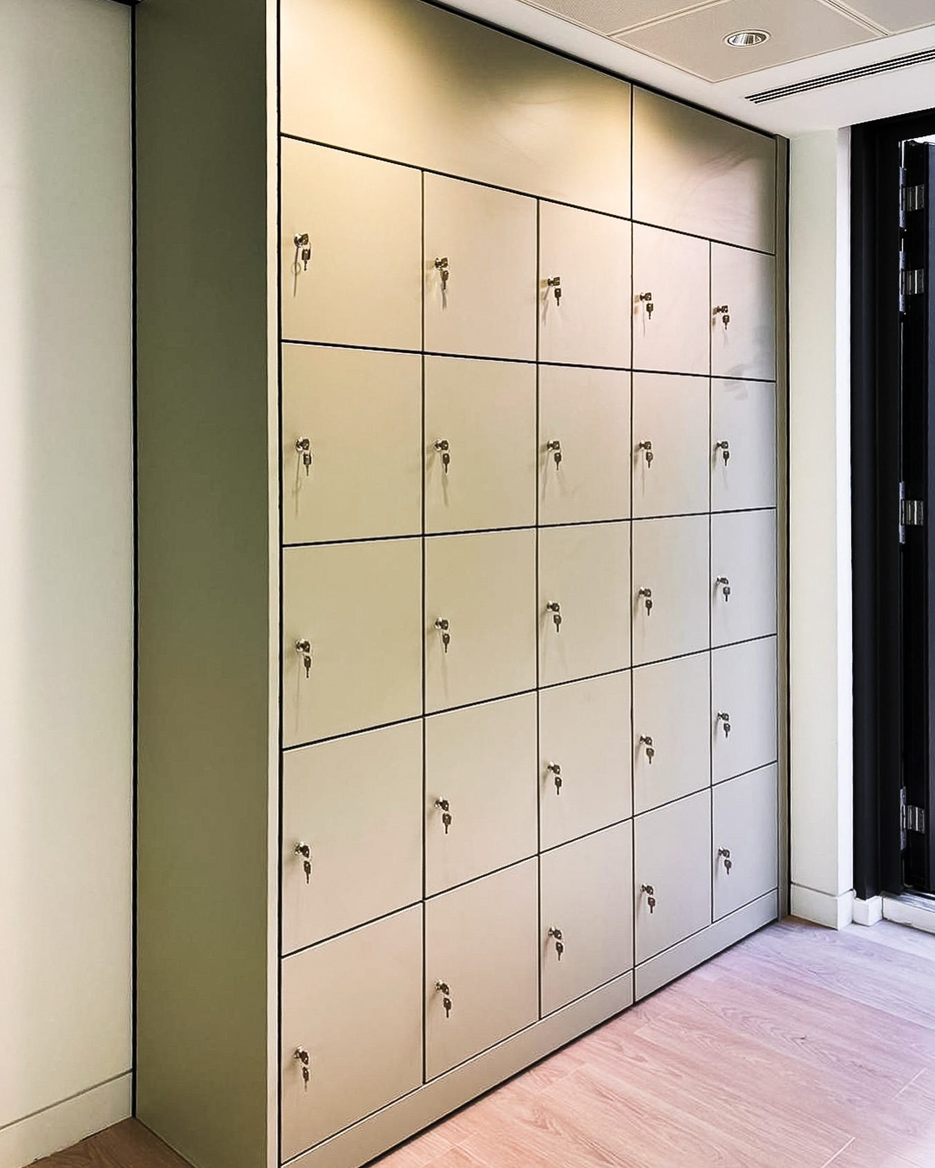 Choose Freewall built-in lockers for an integral, scalable installation that subtly blends into walls and maximizes storage space.
A simple locker solution which seriously improves functionality and aesthetics in the workplace - here finished in a trendy Sage Green external colour.
#lockers #sagegreen #installation #officedesign #productivity #workplacedesign #cleverideas