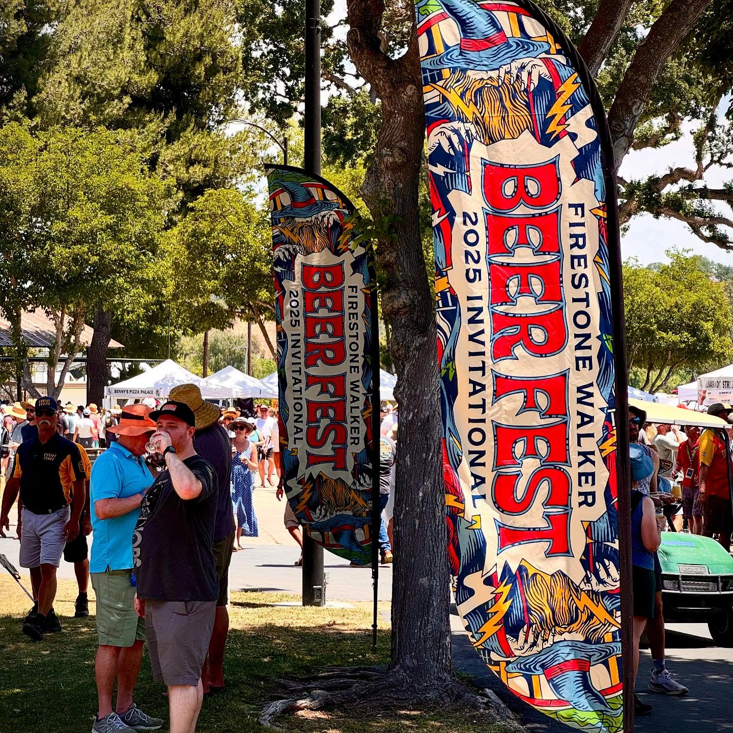 Greetings from Paso Robles, California! 🇺🇸
This weekend our skins have been curling from the heat and here at the @firestonewalker Invitational beer festival, which annually brings together 65 of the biggest names in the industry. This year, there are only 16 names from outside the United States, and among the few European breweries is also one, the highly acclaimed Tuju brewery from Lappeenranta!
Tuju’s international outreach department has done a very high-quality job in recent years and has met many well-known figures in the industry. We met Matt, the founding owner of Firestone Walker, at last year’s MBCC festival in Copenhagen, and while helping with the tap adjustments. We also happened to mention that it would be nice to see a Finnish brewery at the Firestone festival sometime.
This weekend has been amazing and it’s been great to get to talk to all of our brewery childhood heroes while tasting the best US craft beer! Thanks to all the organizers, brewers and the Firestone Walker!
———
Terkut Kalifornian Paso Roblesista! 🇫🇮
Tänä viikonloppuna iho on käpristellyt helteestä ja pelkällä oluelle hoidetusta nesteytyksestä täällä Firestone Walker Invitational -olutfestareilla, johon kokoontuu vuosittain noin 65 alan kovinta nimeä. Tänä vuonna tapahtumassa on vain 16 Yhdysvaltojen ulkopuolista nimeä ja harvojen eurooppalaisteisten panimoiden joukossa on myös yksi kovasti mainetta niittävä Tuju panimo Lappeenrannasta!
Tujun maita ja mantereita kiertävä kontaktointiosasto on tehnyt viime vuodet erittäin tasokasta työtä ja tavannut monia alalla tunnettuja hahmoja. Firestonin perustajaomistaja Mattiin tutustuimme viimevuoden MBCC-festeillä ja hanalaitteen säätöjen auttamisessa sattumalta pääsimme myös vinkkaamaan, että suomalainen panimo olisi kiva nähdä joskus Firestonen festareilla.
Tämä viikonloppu on aikamoisen huikea ja on ollut mahtava päästä juttelemaan ja maistattamaan suomalaista olutta kaikille lapsuutemme sankaripanimoille. Kiitos kaikille järjestäjille, panimoille ja Firestonen jengille!