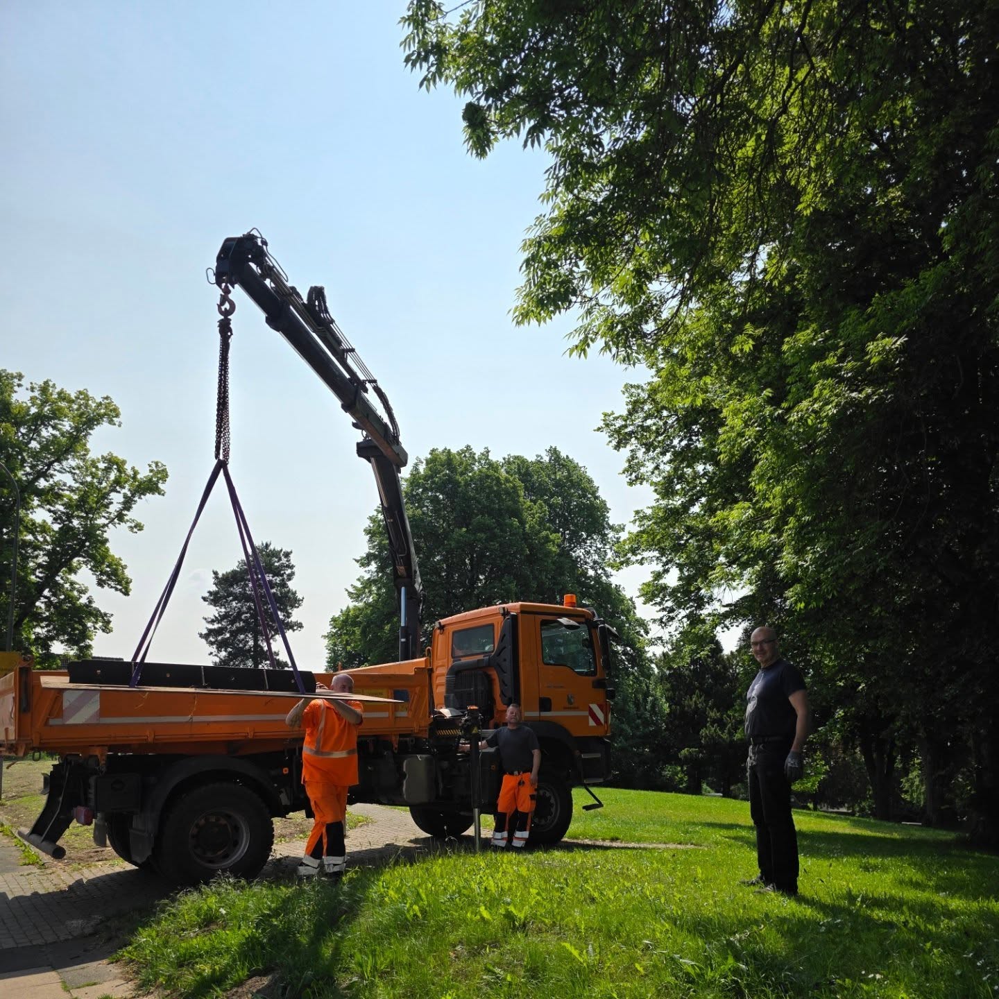 Nun ist auch ein „kleines“ Häschen noch in den Park mit Potenzial eingezogen und vervollständigt ab sofort unsere sehenswerte Ausstellung „Stahlzeit“ des Künstlers Hans Kordes. Wir freuen uns auf die offizielle Eröffnung, am 20.7.25 um 14 Uhr, im Rahmen der Veranstaltung Kaffee, Kuchen, KUNST und Musik im Park mit Potenzial. Bis dahin schon mal ganz viel Spaß beim Anschauen der Kunstwerke! Euer Heimat- und Verkehrsverein Bösingfeld