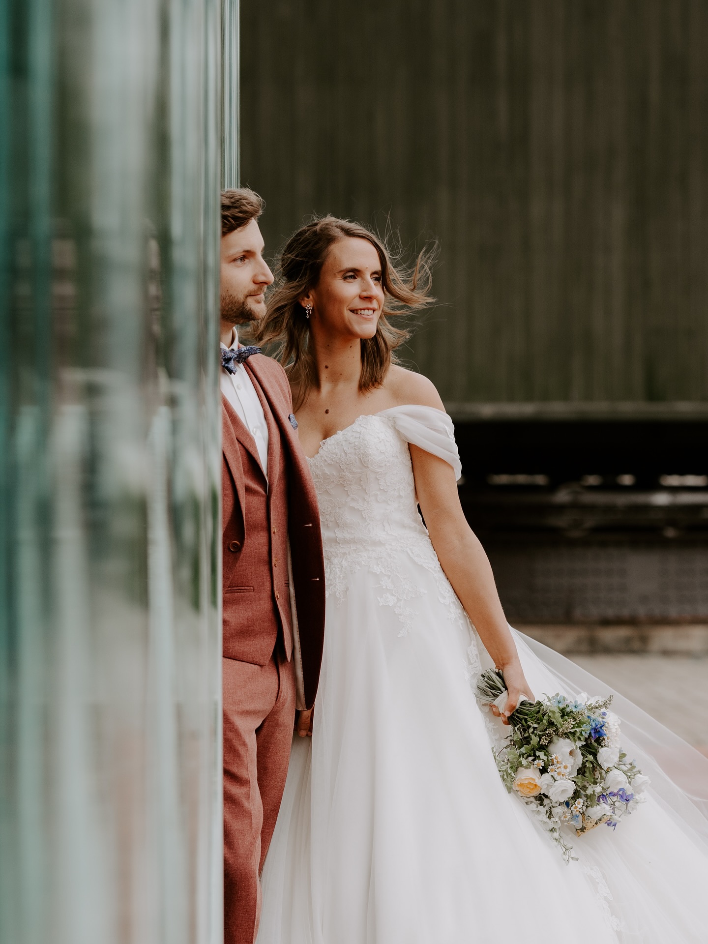Gotta loooove the city vibes van deze shoot 🔥
Happy one year, J&J ❤️
Fotograaf @sofievh_fotografie
Bloemen @lieselotsofflowers