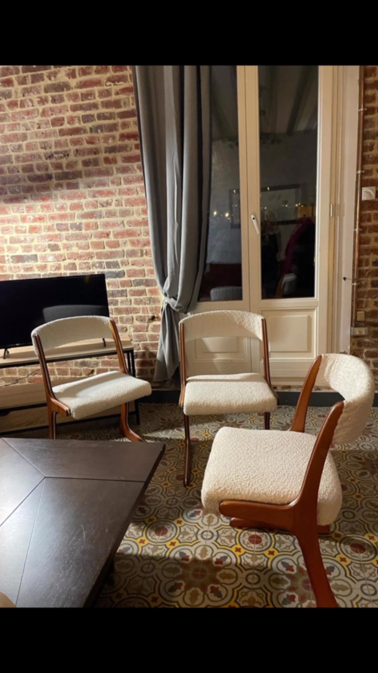 Elles avait traversé les années… ✨
Mais le temps les avait fatiguée.
Alors ont a pris soin d’elle
Aujourd’hui, elles sont prêtes pour une nouvelle vie.
Chaises BAUMANN Kangourou restaurée, mais toujours elles. 🦘❤️✨#mobilierdesigner #puces du design #paris #homedesignerpassion #brocanteenligne #brocanteurfrançais #ThérapieBrocante #AvantAprèsDéco #DesignAvecUneHistoire