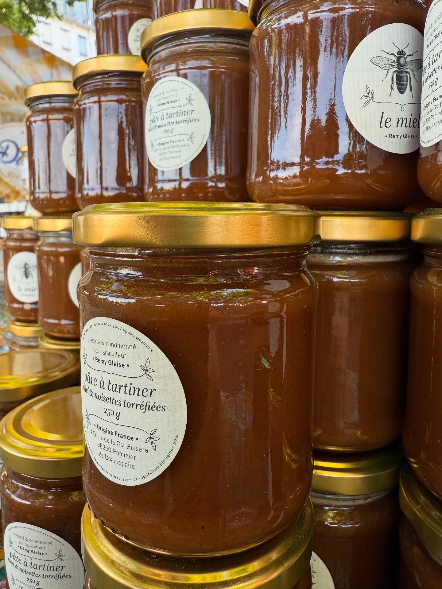 Bonjour
Je suis au marche aujourd’hui Dimanche jusqu’à 12:30 ! Nouvelle fournée de pâte à tartiner : du miel et de la noisette uniquement.
Bon week end
Rémy
#lemielremyglaise #auvergnerhonealpes #lyonnais #lyon #lyon7 #lyon3 #foodstagram #foodies #foodie #foodporn #foodpics #foodlover #pateatartiner #miel #noisette #hazelnut #honey #apiculture #beekeeping #lyonfood