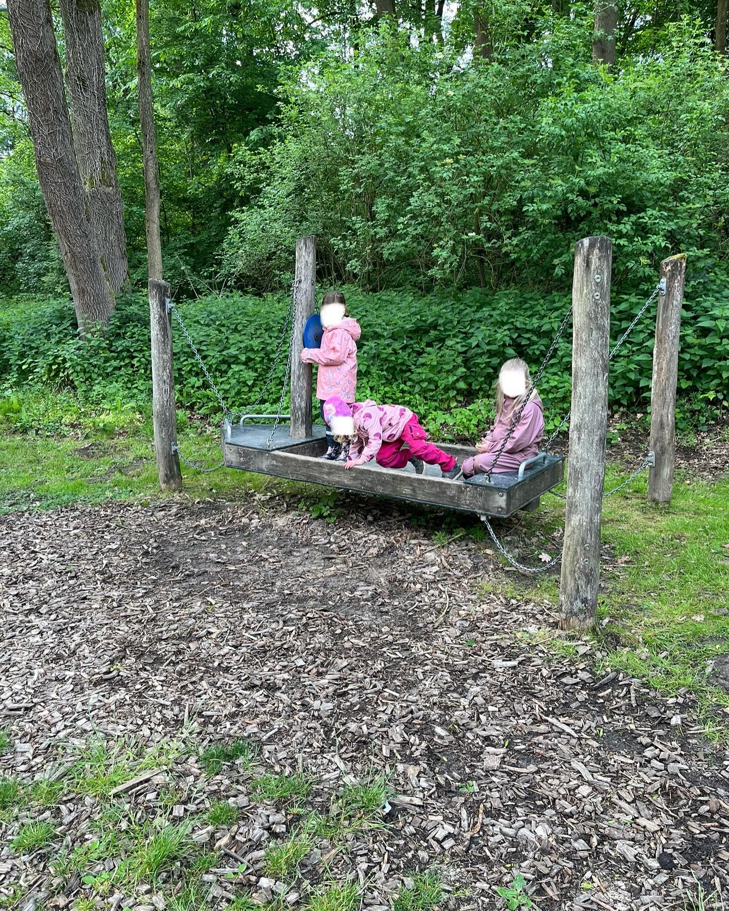 Diese Woche haben wir mit unserem neuen Thema angefangen: Es geht um Wasser, Unterwasserwelten, Wassertiere etc.
Als Einstig in das Thema waren wir im Kurpark in Vlotho. Die Kinder konnten auf dem Spielplatz spielen, den Barfuß Pfad erkunden und natürlich in den Bach gehen! Somit ein prima Einstig in unser neues Thema 👍🏻 im Kindergarten wurde dann auch zu diesem Thema gebastelt. Natürlich haben wir für unsere Kletterfreunde auch wieder einen Parcours im Wald 🌳 aufgebaut.
#wald #waldkindergartenliebe #waldkindergartenpädagogik #waldkind #waldkinder #waldkita #waldkindergarten #waldkindergärtennrw #nrw #vlotho #kita #kurpark #kitaausflug