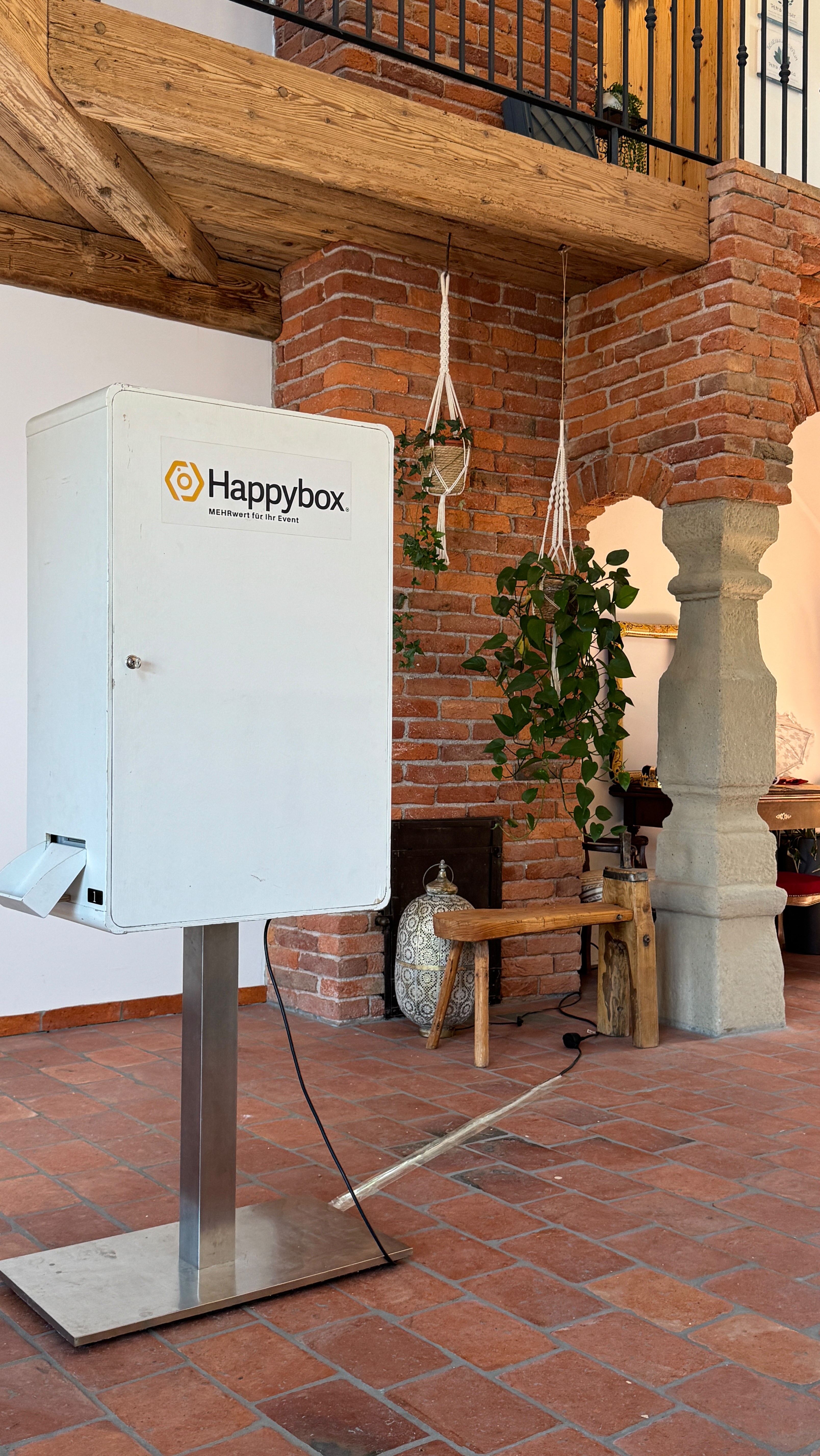 🎉 Heiraten mit Stil – und der besten Fotobox weit & breit! 💍📸
Du planst deine Hochzeit und suchst noch die perfekte Fotobox? Dann hör gut zu:
💡 Bei Happybox bekommst du nicht irgendeine Fotobox – sondern 4 Jahre Erfahrung, einzigartige Features und ein Rundum-Sorglos-Paket, das auf Hochzeiten spezialisiert ist.
Warum „billig“ oft teuer wird?
❌ Unzuverlässige Technik
❌ Schlechter Kundenservice
❌ Keine Hochzeits-Expertise
✅ Bei Happybox bekommst du:
✨ Hochwertige Druckqualität
✨ Individuelles Hochzeitsdesign
✨ Persönlichen Support & Aufbau
✨ Requisiten, die wirklich Spaß machen
✨ Einzigartige Hintergründe
👉 Mach keine Kompromisse bei deiner Hochzeit – setz auf Qualität, Erfahrung & Service, der begeistert!
📲 Jetzt unverbindlich anfragen & das Angebot sichern!
#hochzeitsfotobox #hochzeit2025 #hochzeitsplanung #fotoboxmieten #hochzeitsideen #hochzeitsdienstleister #hochzeitösterreich #fotoboxwien #happyboxaustria #weddingphotobooth #photoboothwedding #hochzeitsdeko #hochzeitsinspiration #heiratenmitstil