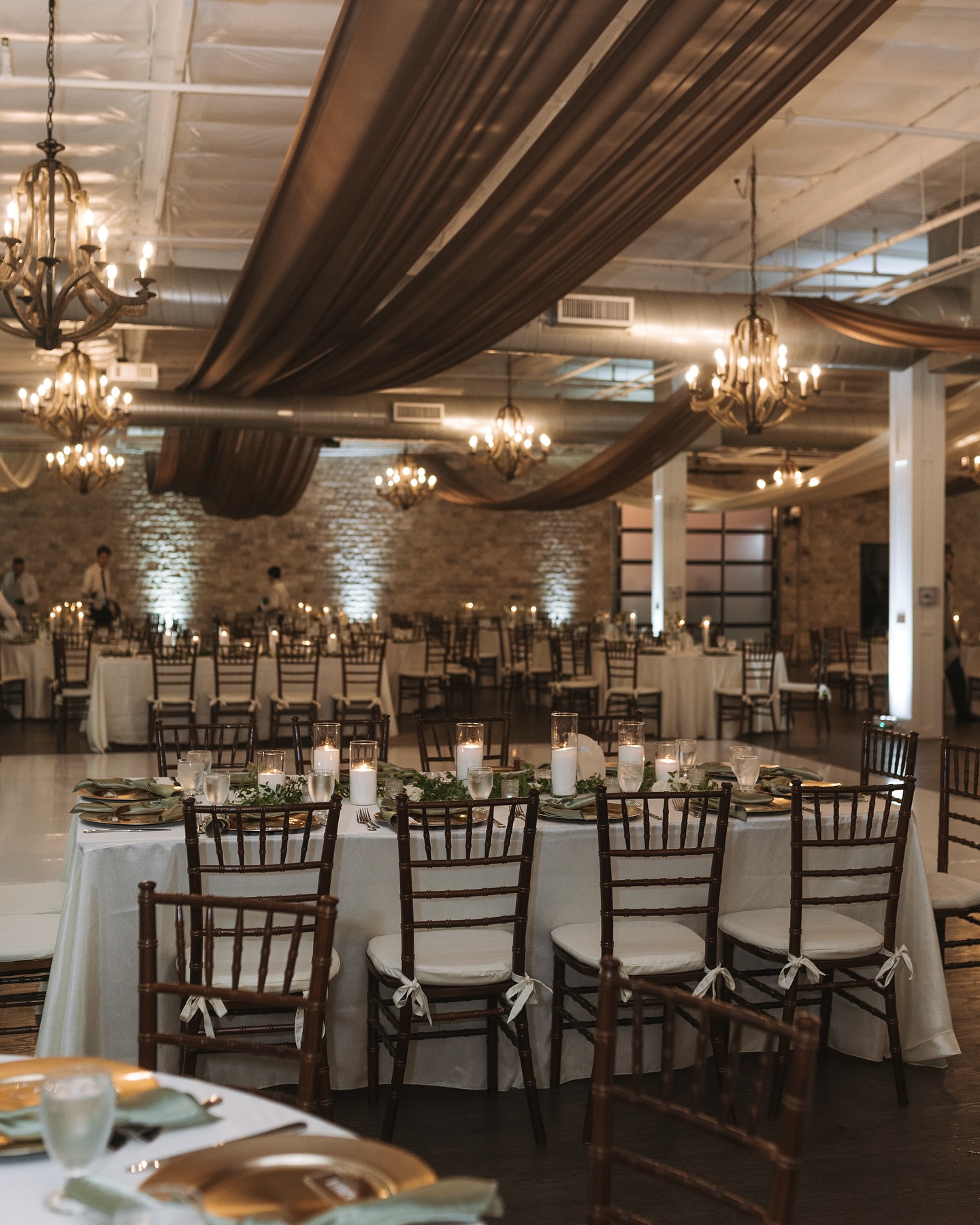 A moment for this incredible reception venue ✨🤍
All the love to the vendors this space special:
Venue: @fetethevenue
Flowers: @flowers.everafter
Draping, linens, stage: @abovethetopevents
Cake: @pattys.cakes
Photos by @maelanijanelphoto
💌 Planning , coordination, and set up: @platinumeventplanningandmgmt
#weddingplanner#fetethevenue#weddinginspo#weddingreception#socalweddings#elegantrusticwedding#weddingdraping#receptioninspiration