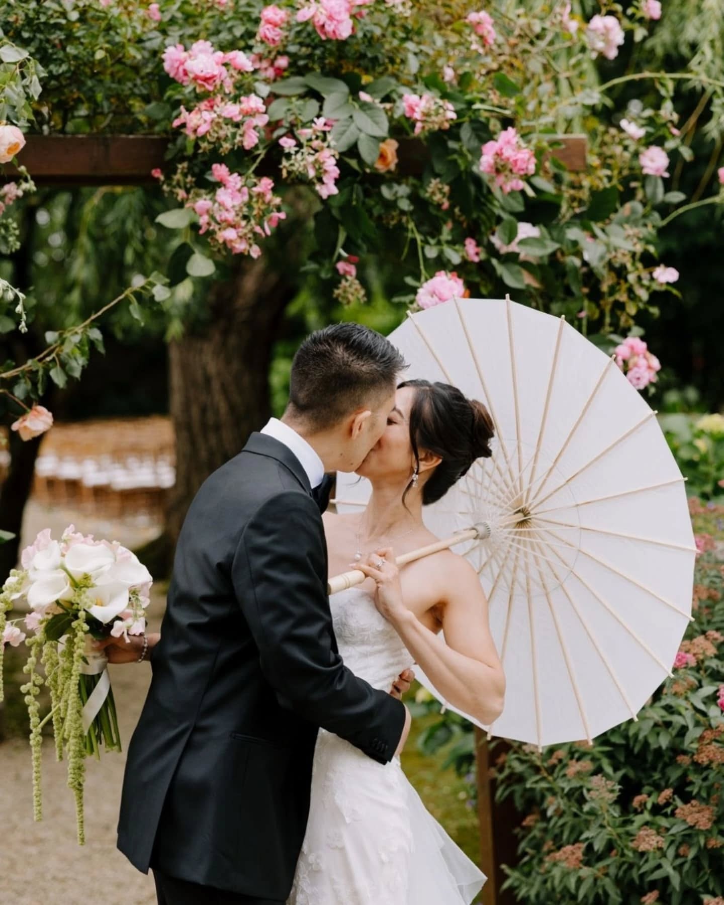 Ay! Y ahora cómo empezamos a describir lo increíble que fue nuestro inicio de temporada...
Christal y Harry vinieron desde Brooklyn hasta Donosti para celebrar con todos sus amigos y respectivas familias una boda por todo lo alto en @fincamachoenia
Hubo muchísimos momentos de complicidad, lágrimas, emociones intensas y sobretodo muchas sonrisas y alegría. Se nota cuando la gente se quiere de verdad y eso es lo que quisimos transmitir en todo momento.
Ya nos lo avisó nuestra querida @20eventosweddingplanners que sería algo muy especial y así lo fue! No podemos estar más contentas con el trabajo del resto de equipo que estuvimos allí. Mil gracias a todos!
@harrythai
@christalchung
@20eventosweddingplanners
@endaneagarden
@bokadobodas
@fincamachoenia
@irenehalley_
@rawlovefilms
@jessicaxu_makeup
@sonort_audiovisual