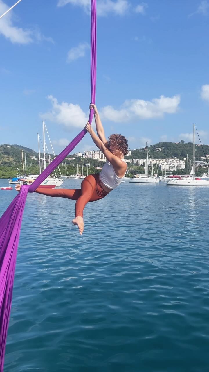 POV: there’s finally no wind, no waves – and you finally get a proper training session after waiting for weeks 🥲. just you, your silks, and the sea – at last 🩷🌅✨🧵⛵️
#aerialsea #AerialSilks #AerialLife #OceanAerialist #aerialretreat #SailingLife #AerialFlow #SeaAndSilks #AerialDreaming #SlowTravel #aerialsilkinspiration #aerialdance