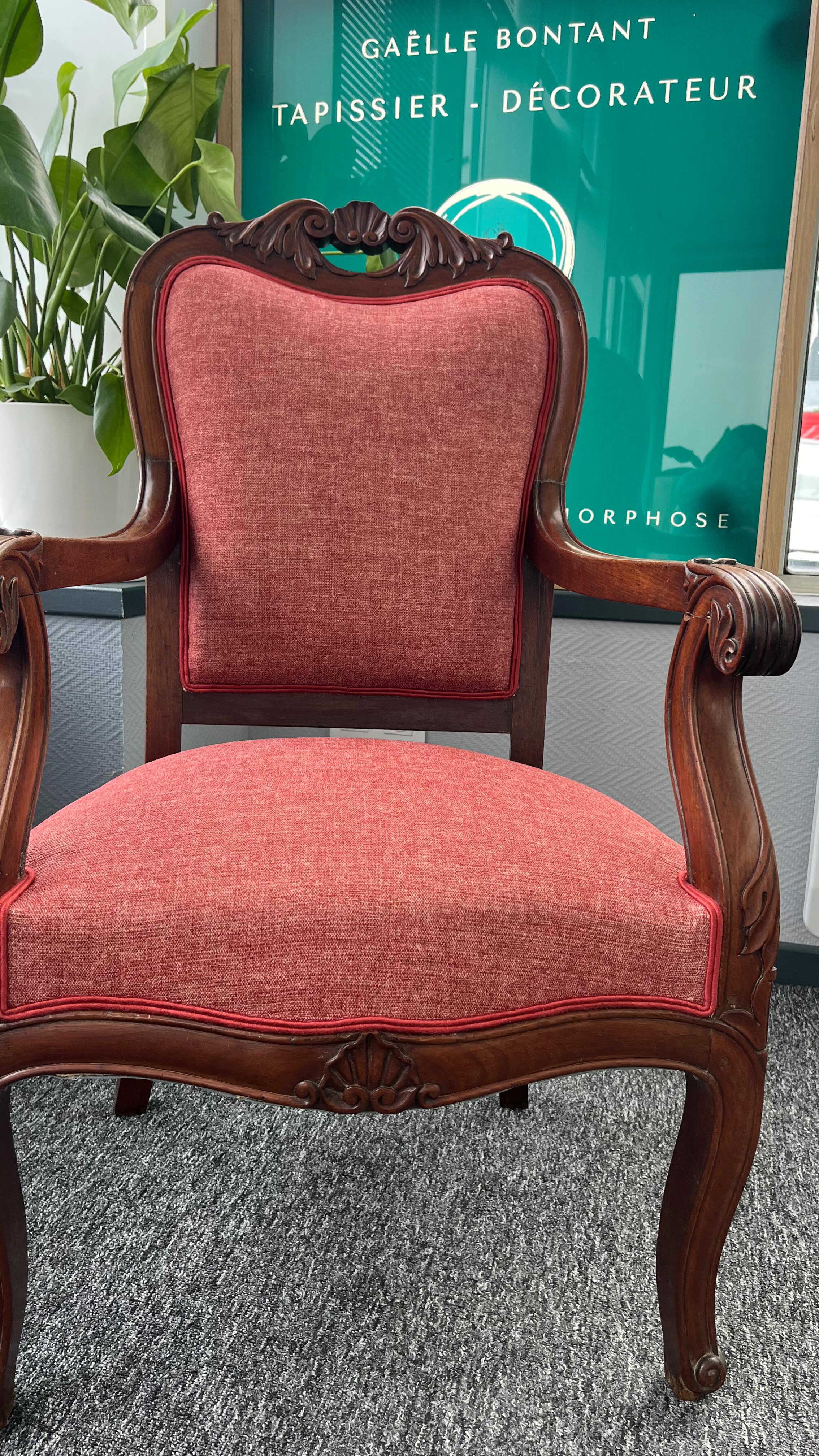 Réfection de ce fauteuil cabriolet . Assise refaite en semi-traditionnel guindage et mousse haute résilience , conservation du dossier en crin , tissu manzana de chez @casaltissus finition double passepoil satiné de chez @plume.et.laine . tapissiere #hupholstery #artisanatfrançais🇫🇷 #artisanatdart
#tapissierdécorateurvalenciennes
#valenciennes #lille #mons #Denain #cambrai #saintamandleseaux
#trithstleger
#letempsdunemetamorphose
#letempsdunemetamorphose
#déco #tendance #tapissierdameublement #fauteuilcabriolet #cabriolet #vintage #meubledestyle